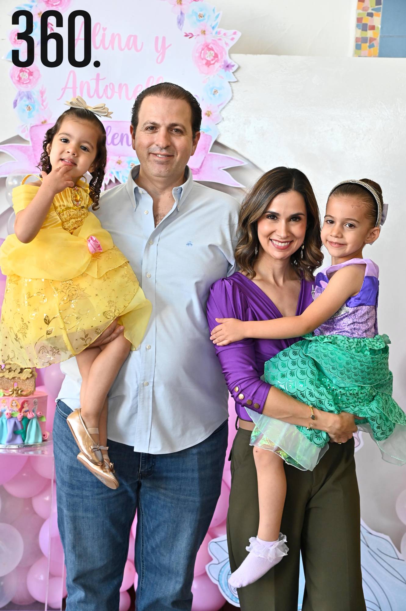 $!Alina y Antonella con sus papás, Dante Abramo y Ana Laura Cárdenas.