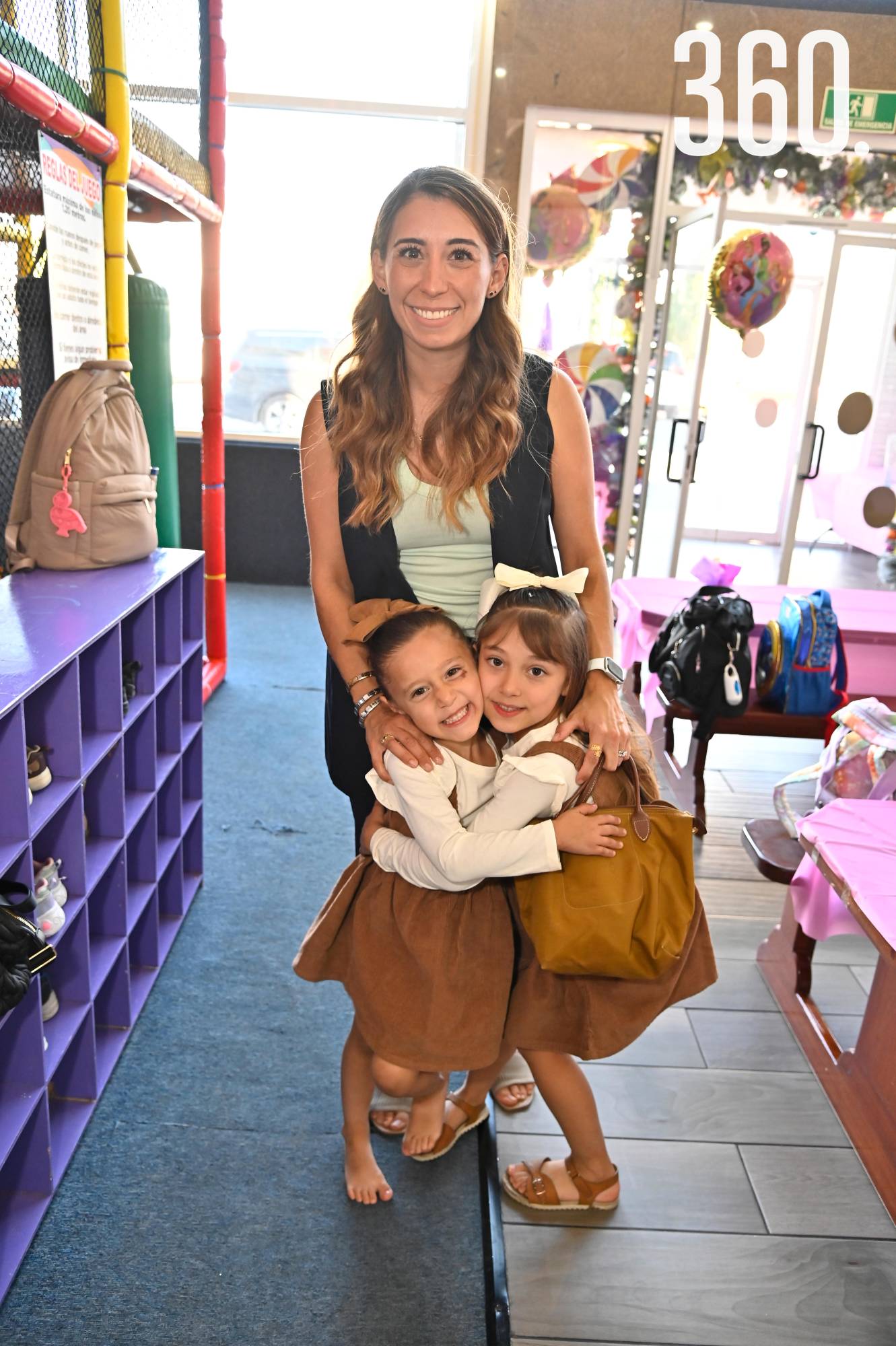 $!Leonora González con Catalina y Elena Ortiz de Montellano.