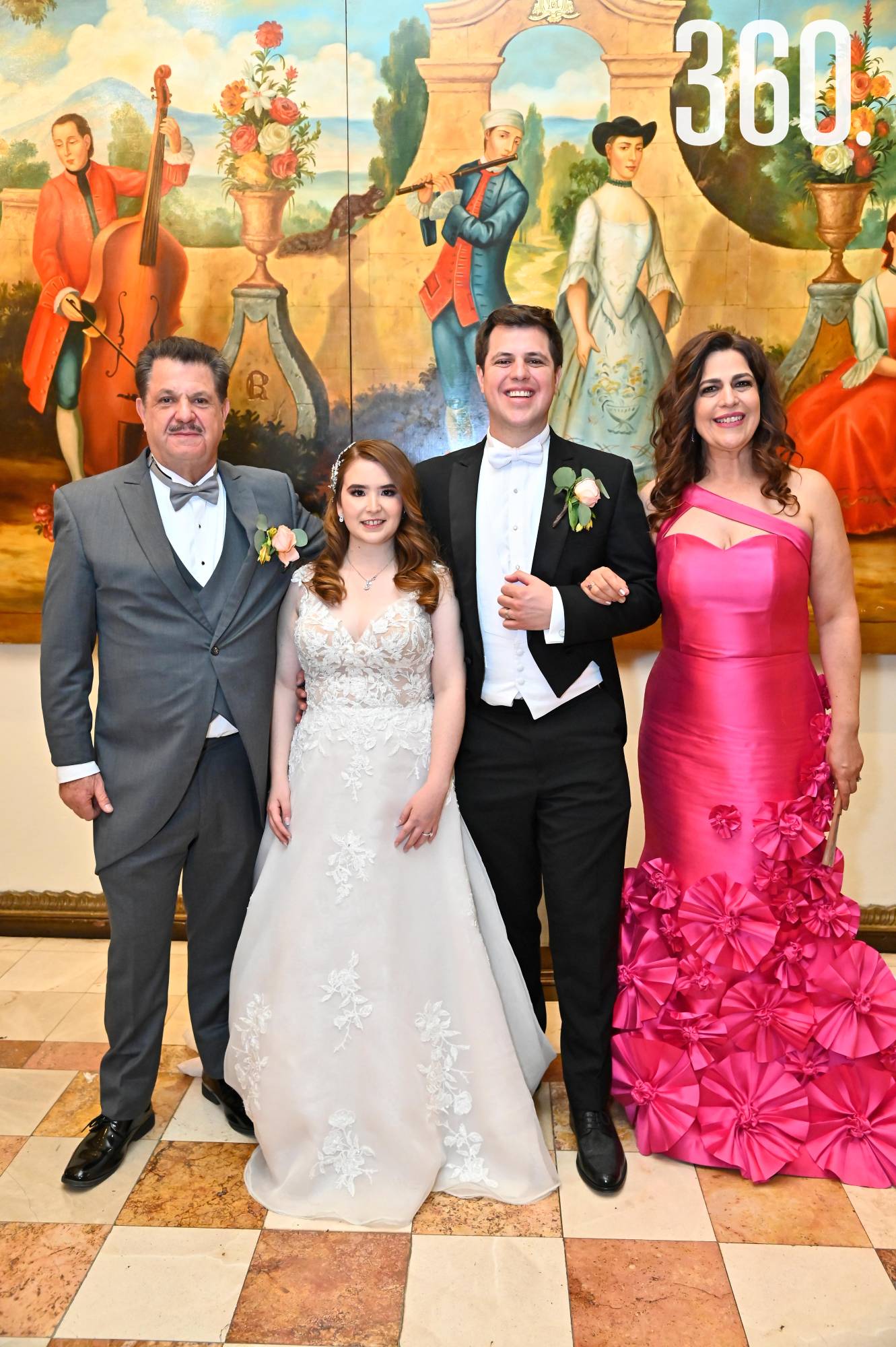 $!La pareja con los padres del novio, Alejandro de las Fuentes y Beatriz Siller.
