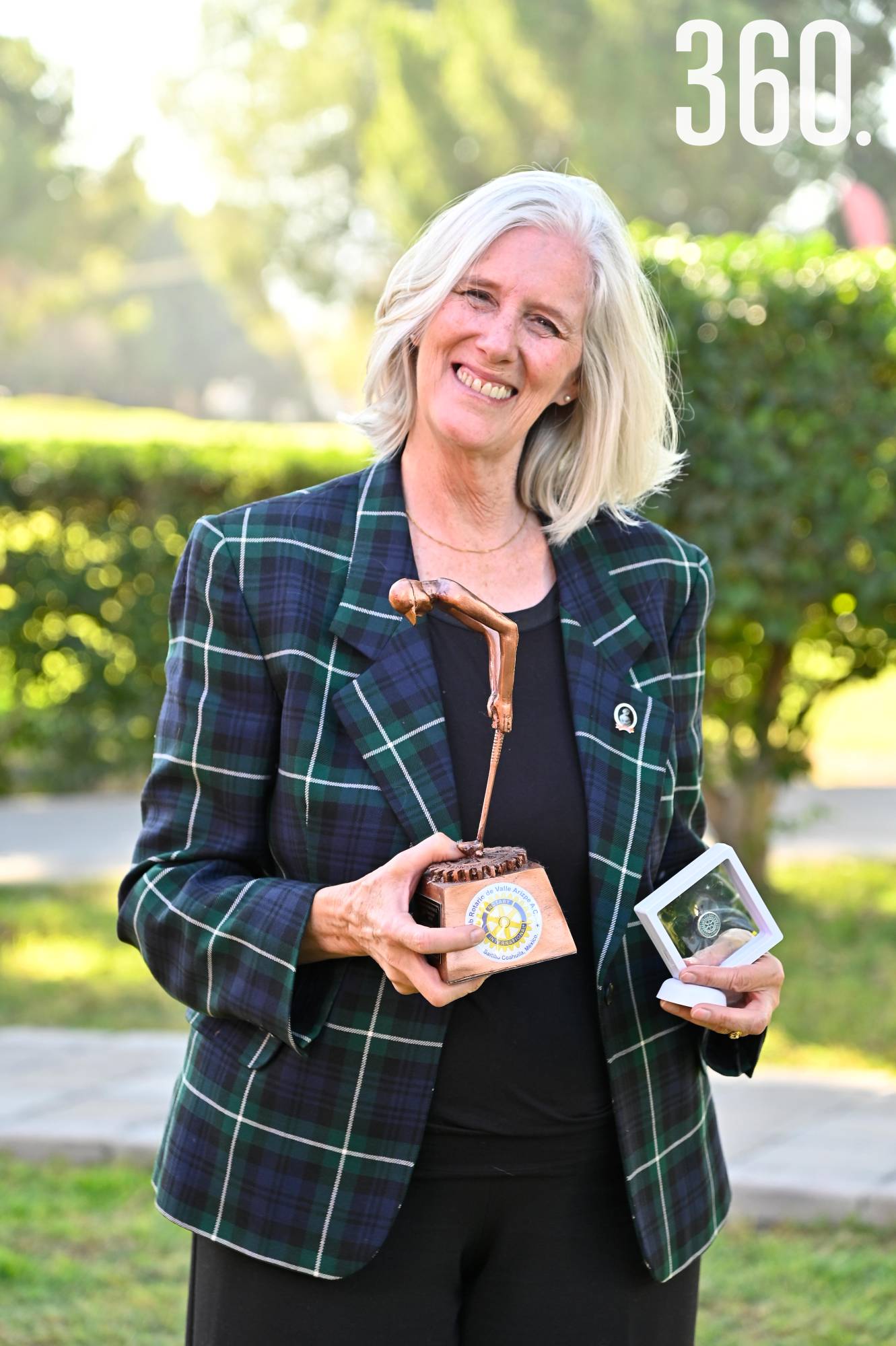 $!Rita Fishburn con su pin y su reconocimiento.