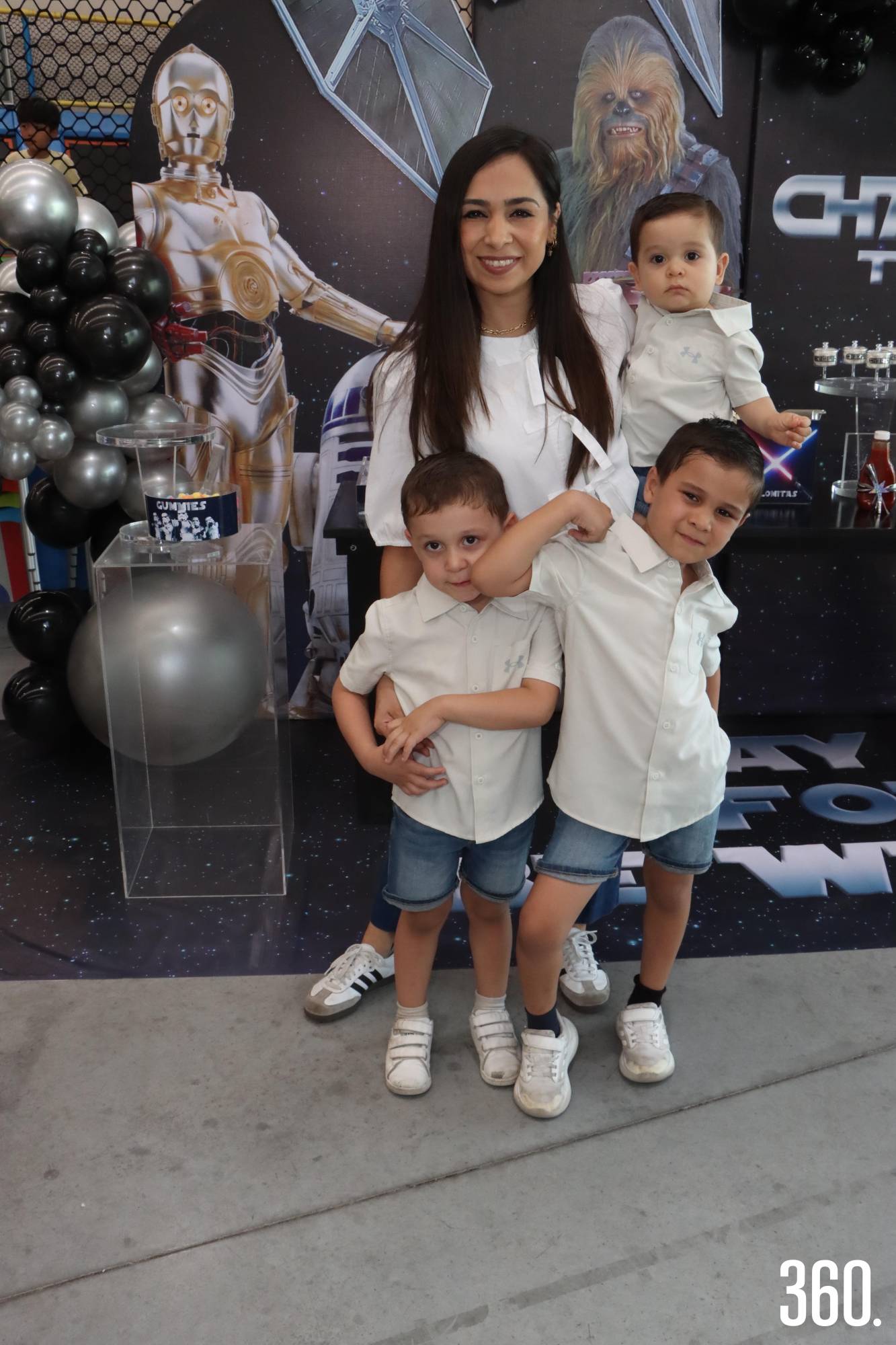 $!Karina Martínez con sus hijos Gabriel, Carlos y Adrián Quijano.