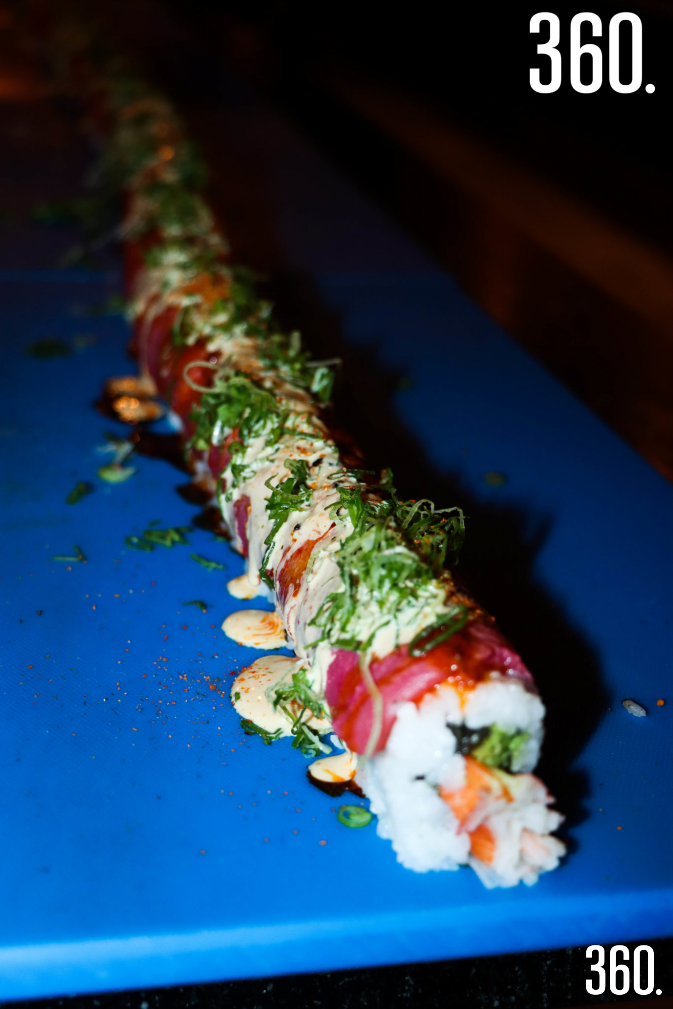 $!El rollo incluye aguacate, cangrejo y una cobertura de atún fresco.