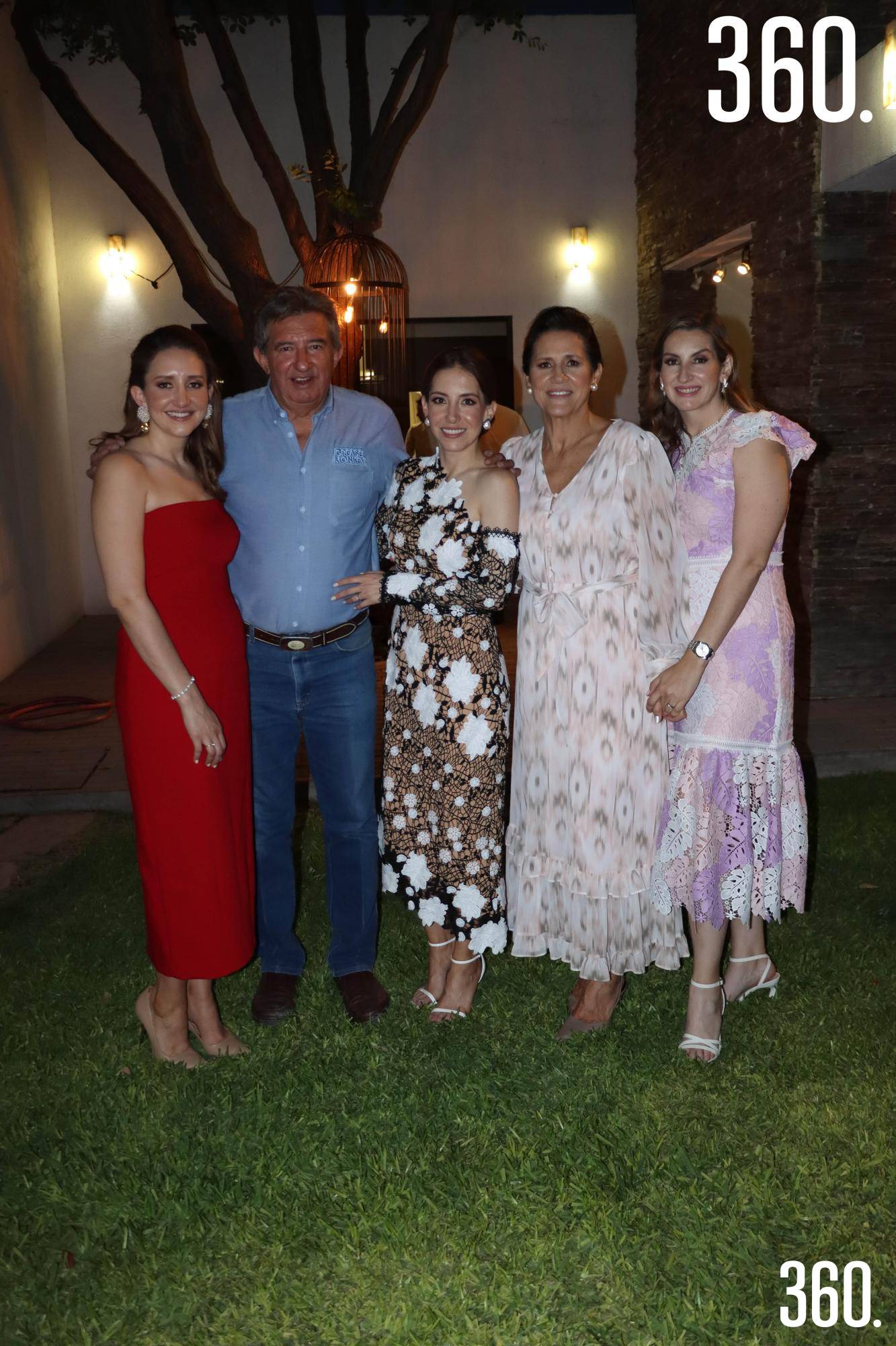 $!La festejada con sus papás, Polo Elizondo y Patricia Rodríguez, y sus hermanas Lorena y Patty.