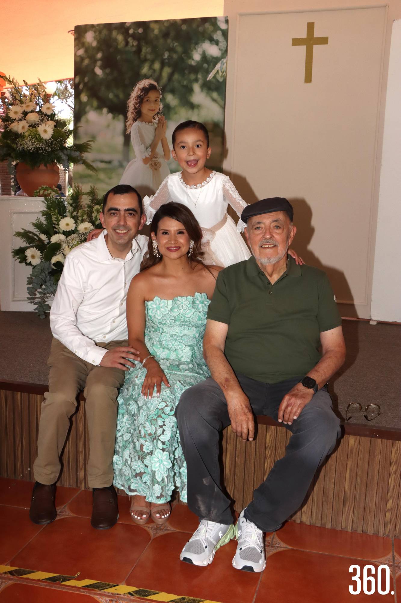 $!La festejada con sus padres, Juan Pablo Huerta y Anai Hernández, y su abuelito Jesús Huerta.