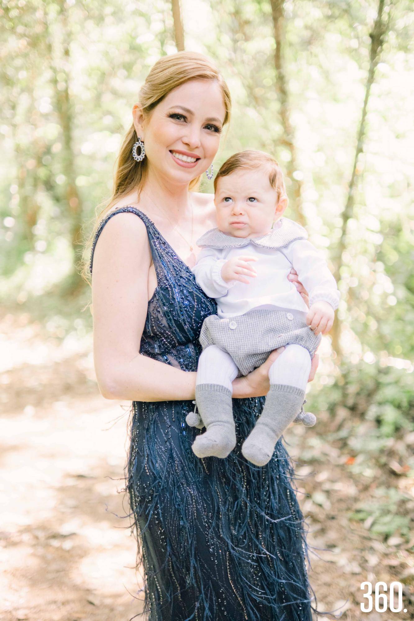 $!Roci Chapa de González con su bebé.