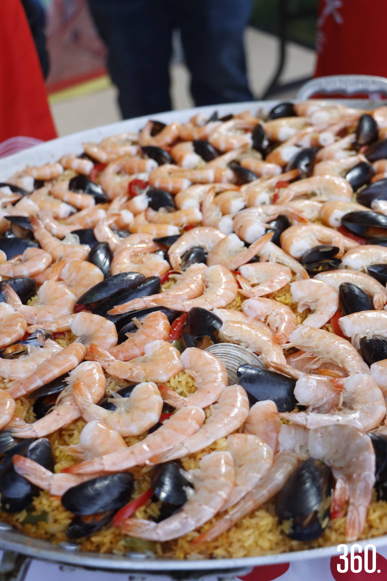 $!Los mariscos lucían sobre el arroz en la deliciosa edición del Festival de la Paella.
