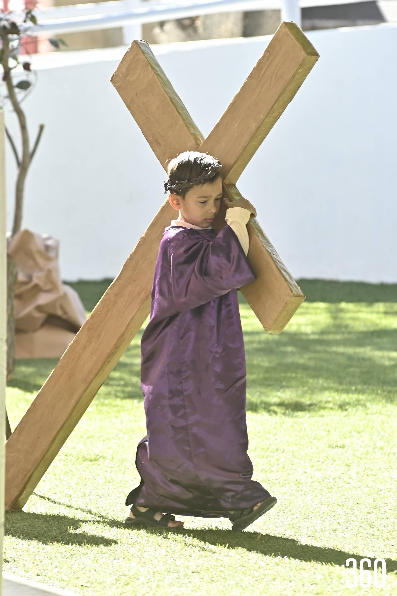 $!Jesús cargó la cruz en su camino al Calvario.