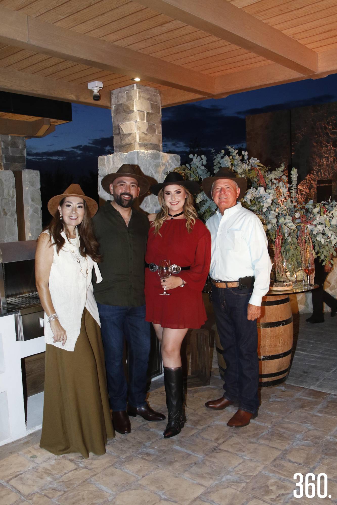 $!Herby y Ely con los padres de Herby, Tere Barrera y José Herberto Salazar.