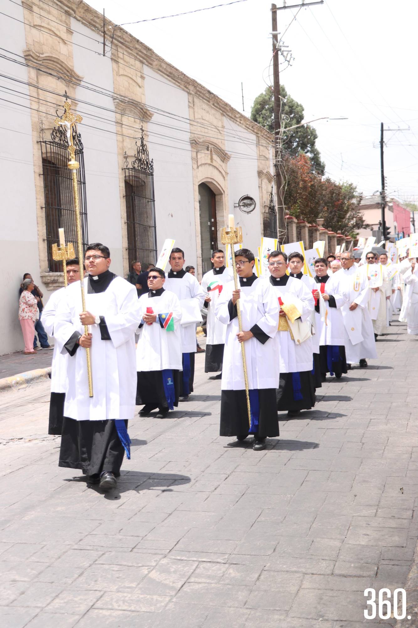 $!La comunidad católica recorrió las calles con gran devoción.
