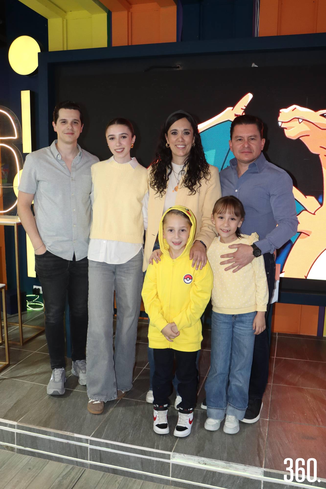 $!Alejandro con su familia, Alfonso Sepúlveda, Ana Sofía Garza, Patricia Treviño, Luis y Ángela Garza.