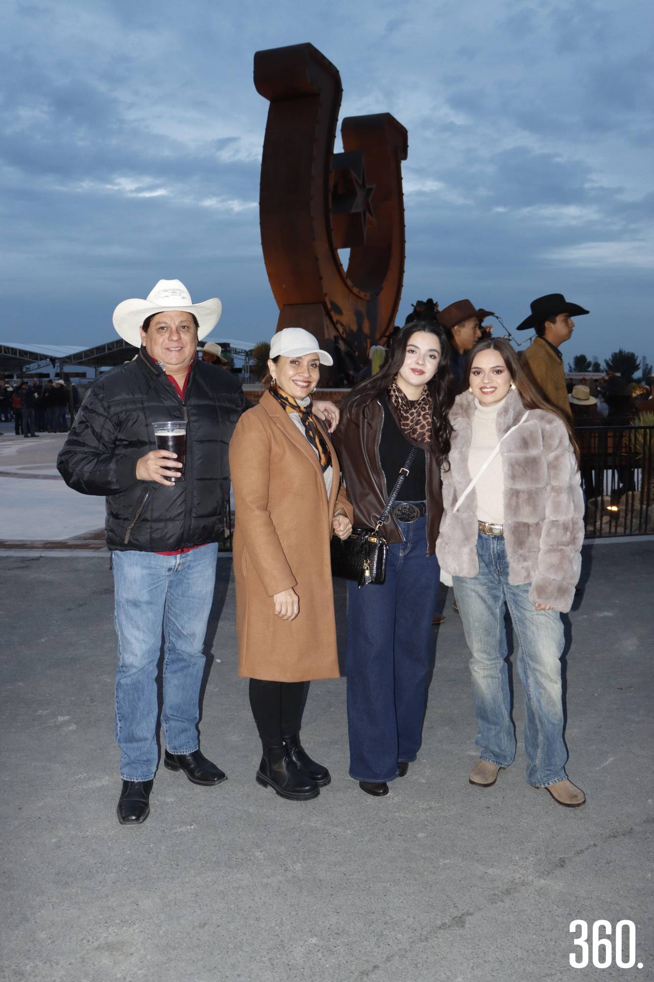 $!Gerardo Gutiérrez, Rosaura Gallardo, Paulina y Paola Gutiérrez.