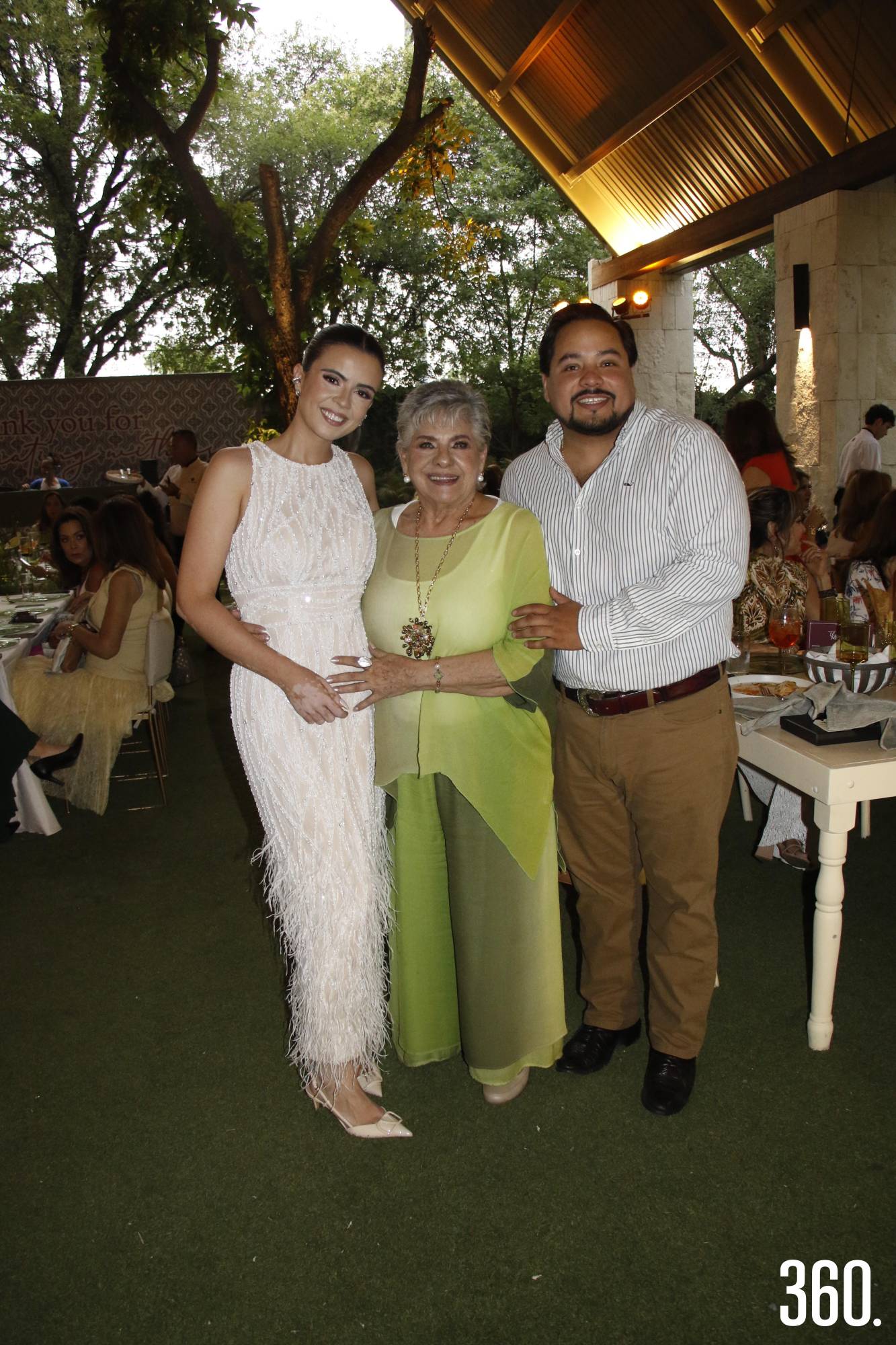 $!Bárbara y Juan José con la abuela de Bárbara, Silvia Guerrero y Manríquez.