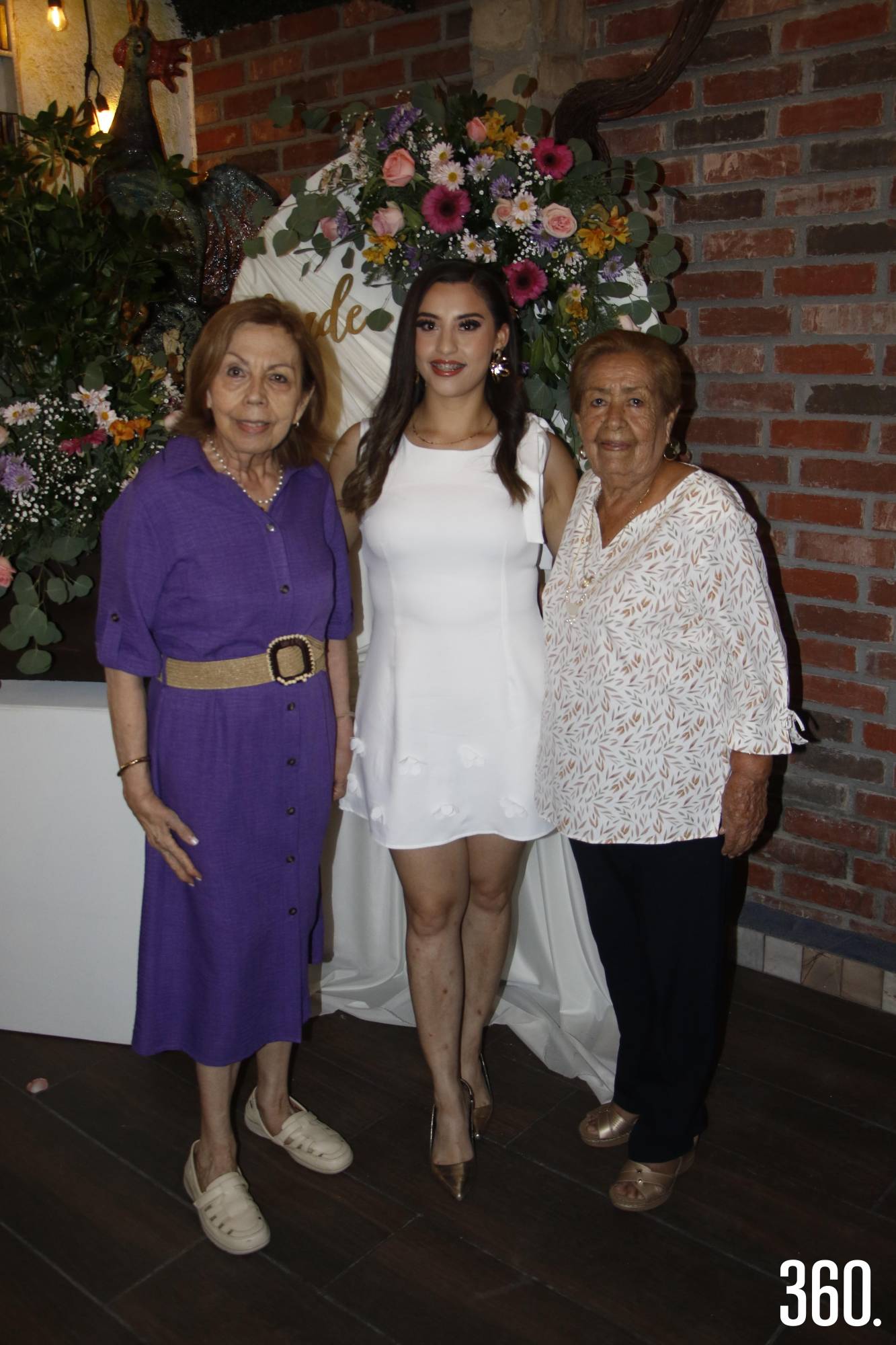 $!Daniela con sus abuelas, Tere Faz y Carmelita Rocha.