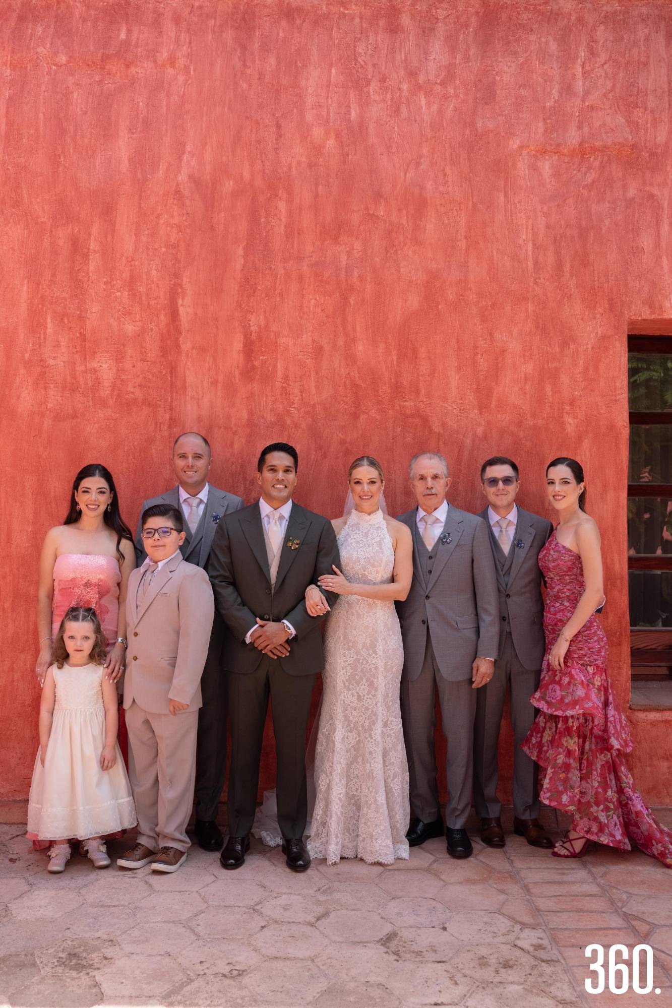 $!Los recién casados junto a la familia de la novia.