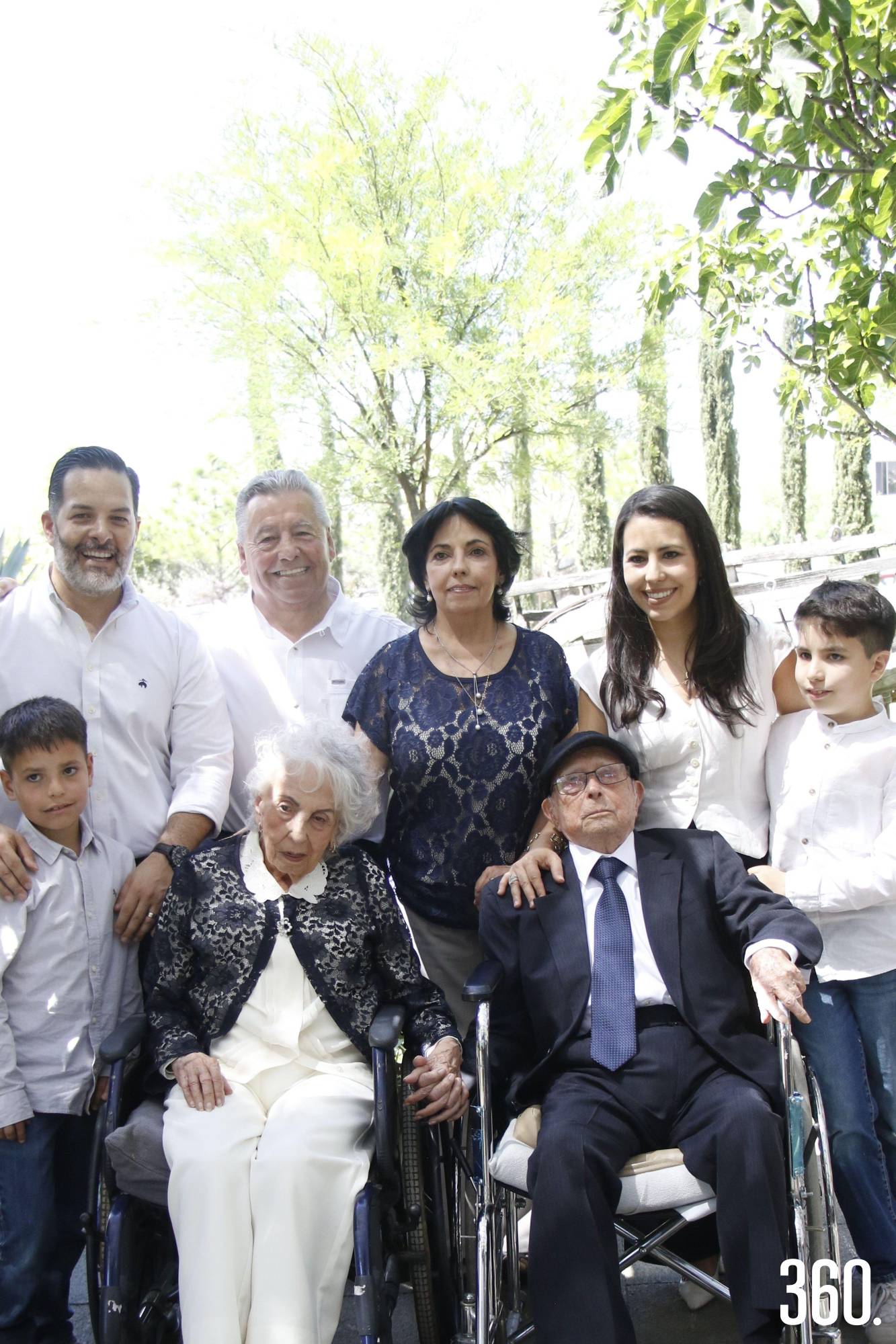 $!Ana María y Ricardo con la familia Rivera Alanís.
