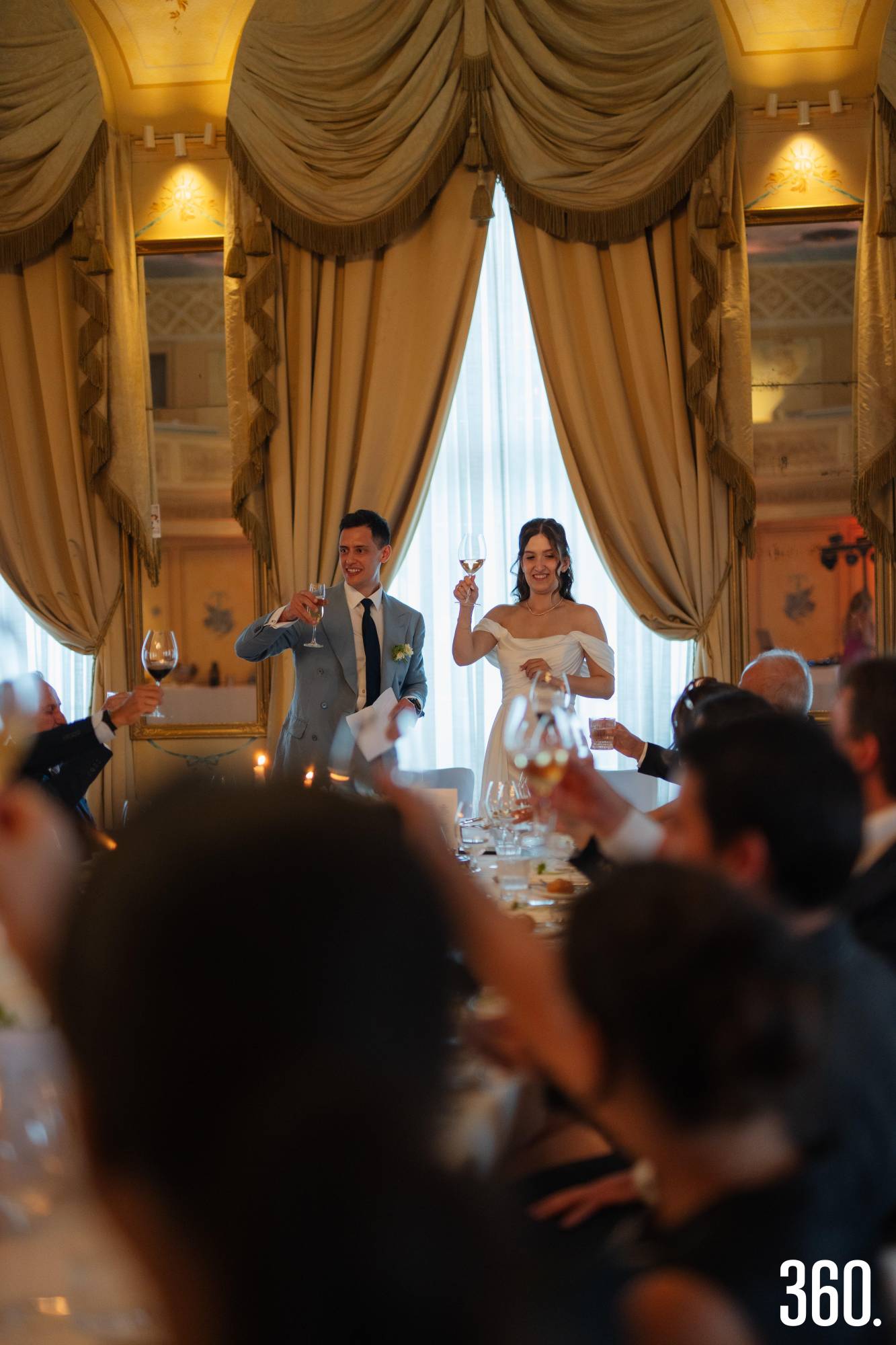 $!Brindis de los novios en el salón de fiestas del Boutiquehotel Sonne.