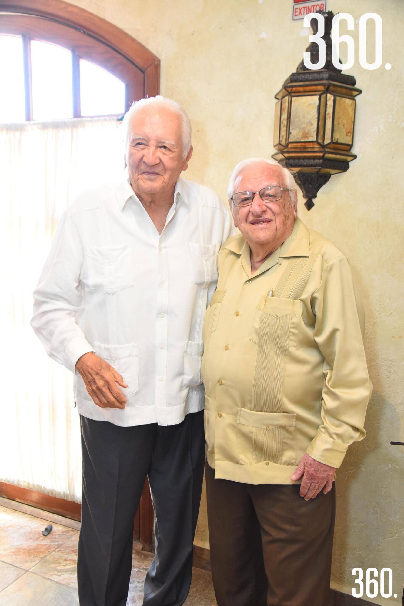 $!El cumpleañero con Armando Fuentes Aguirre “Catón”