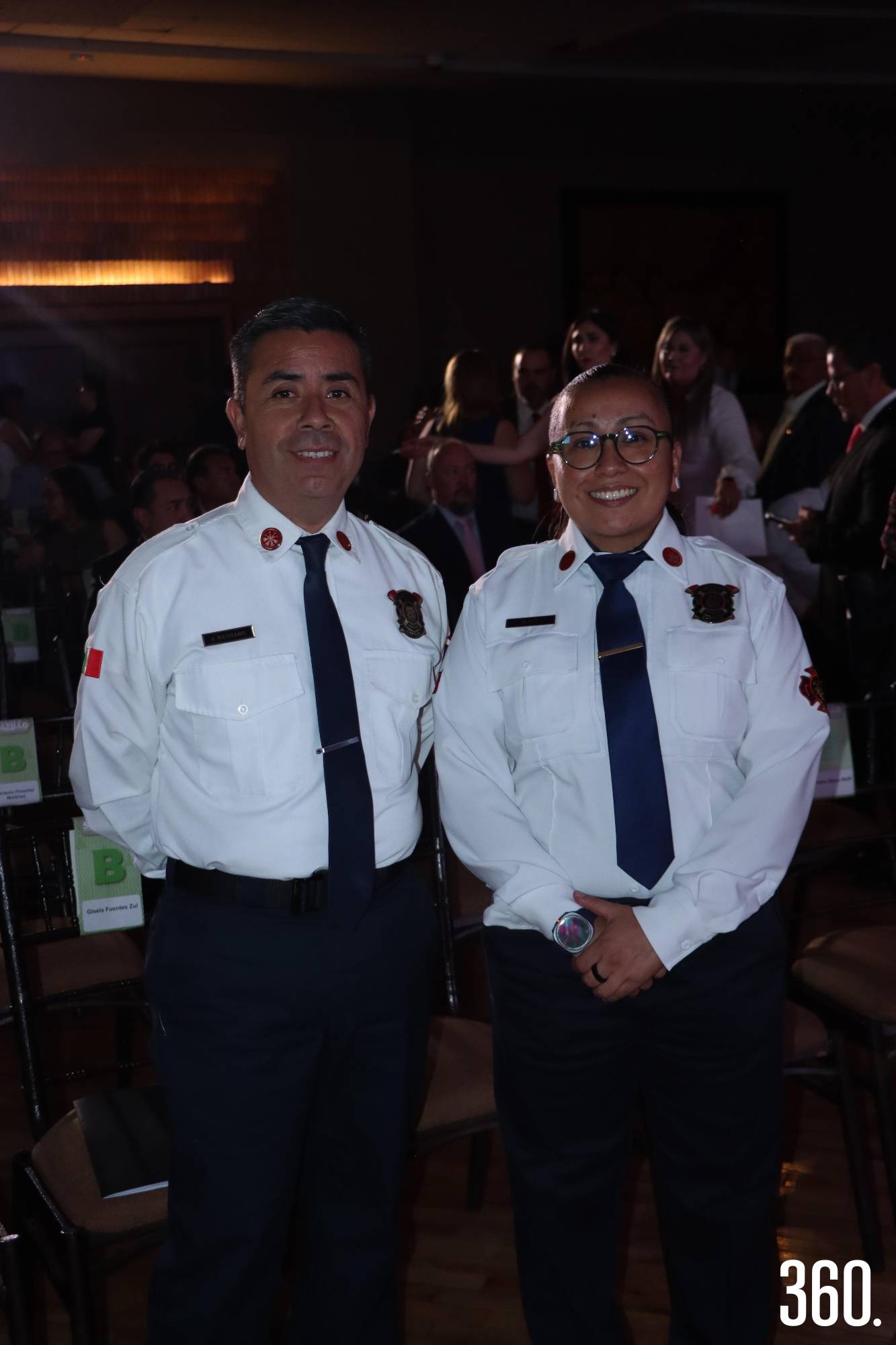 $!Julio César Medrano y Gisela Fuentes recibieron la presea en representación de los bomberos de Saltillo.