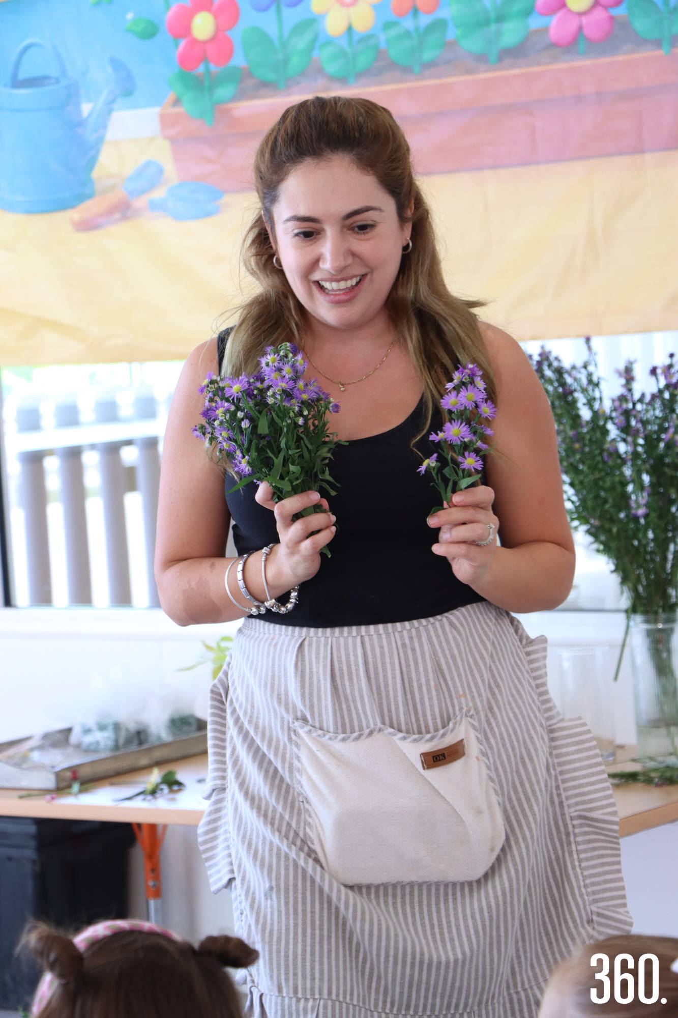$!Eugenia Osuna dando un taller de flores.