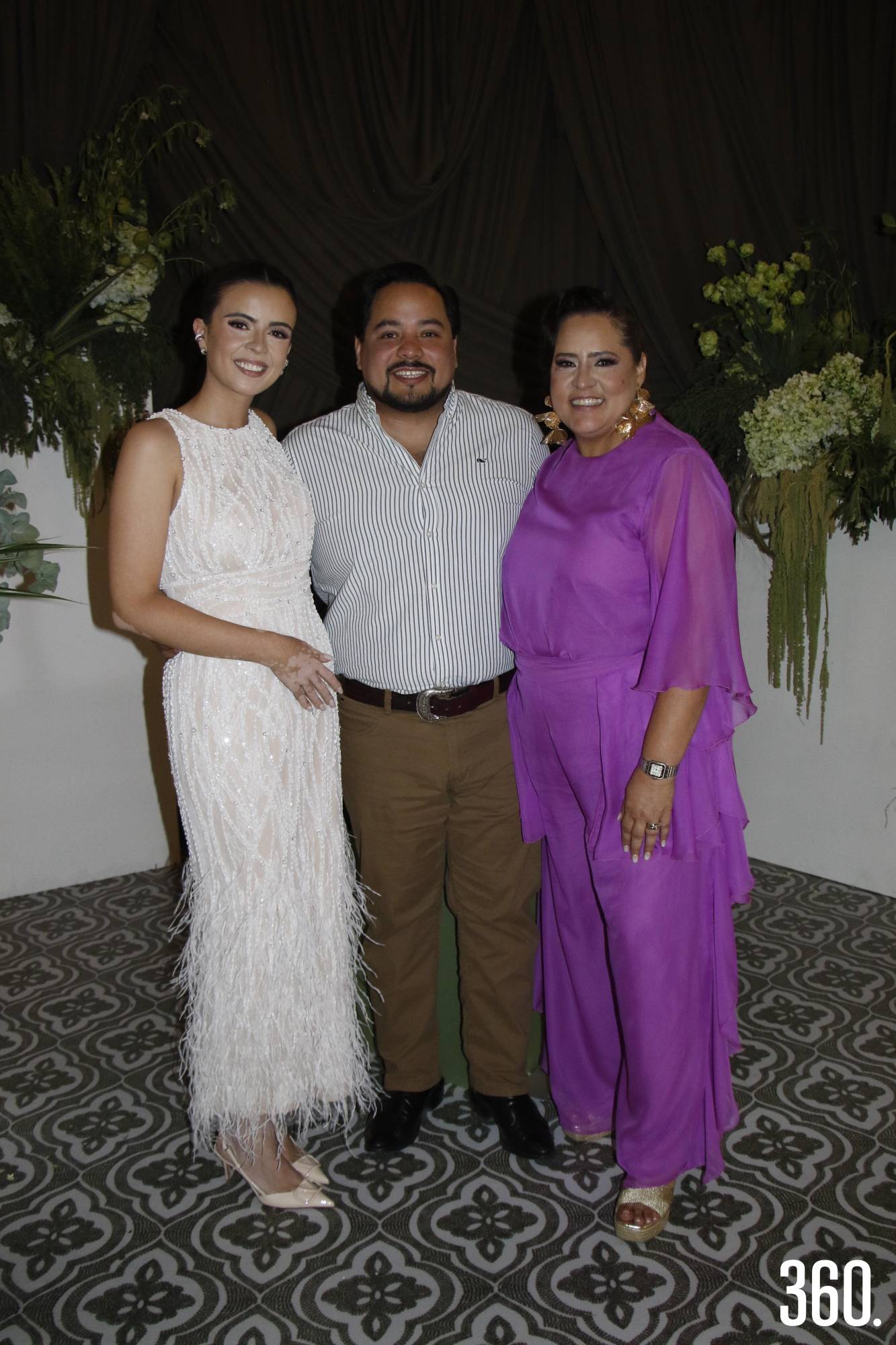 $!Bárbara con su prometido, Juan José Bustos y su suegra, Marcela López.