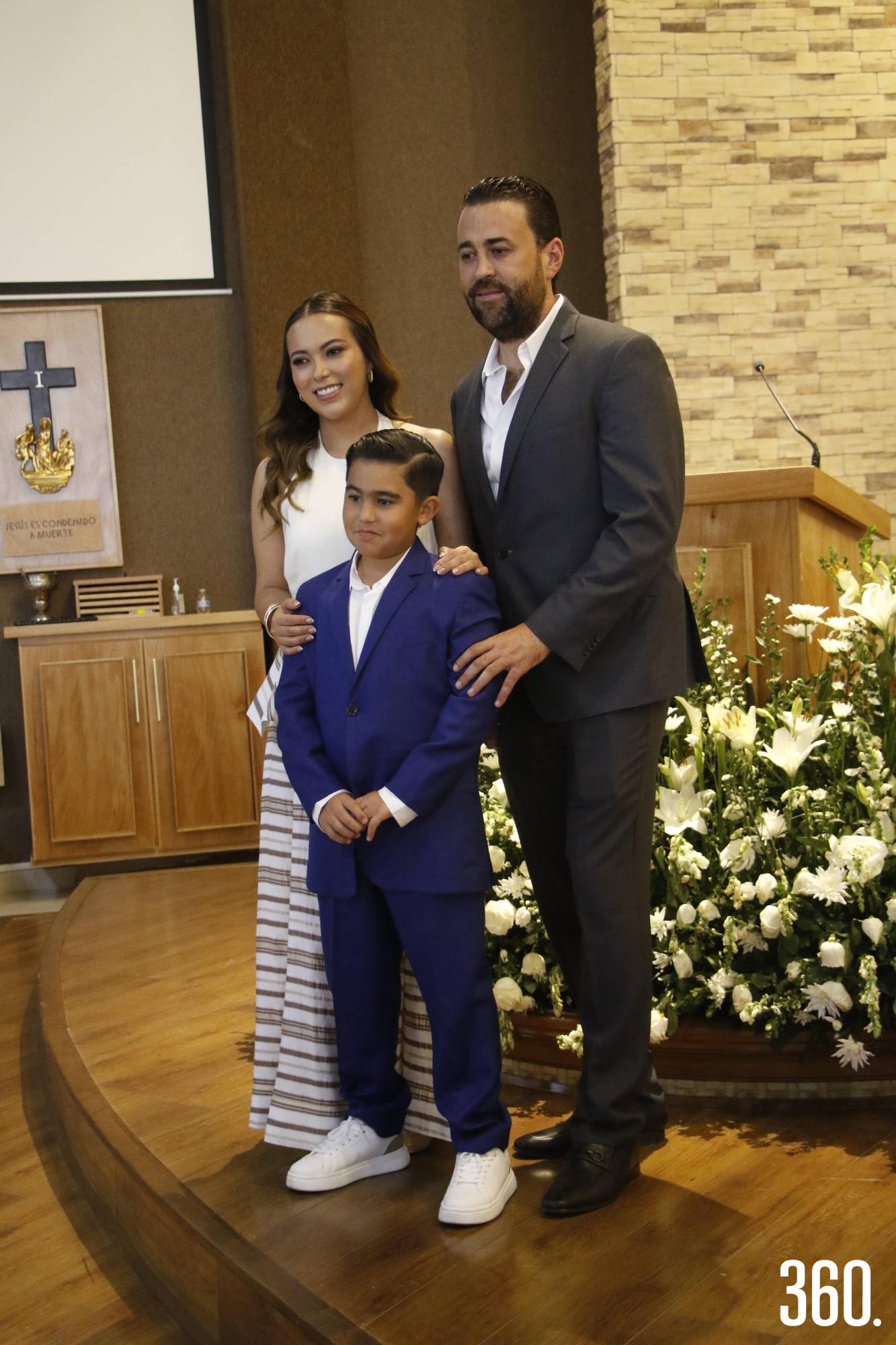 $!Alejandro Argüelles con sus padrinos, Adriana González y Jorge Garza.