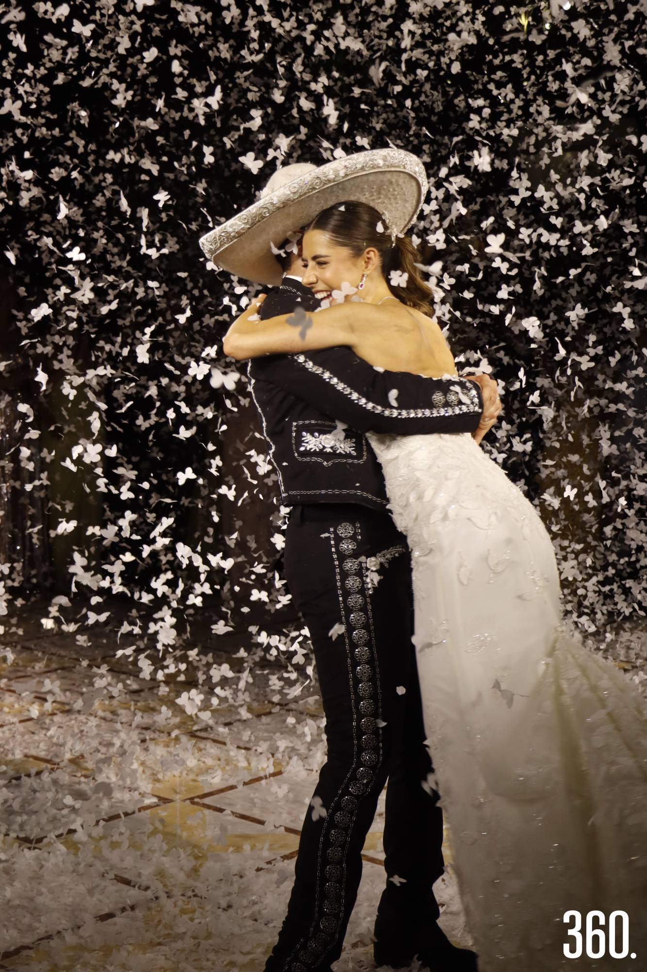$!Leonardo y Gabriela en su primer baile como esposos.
