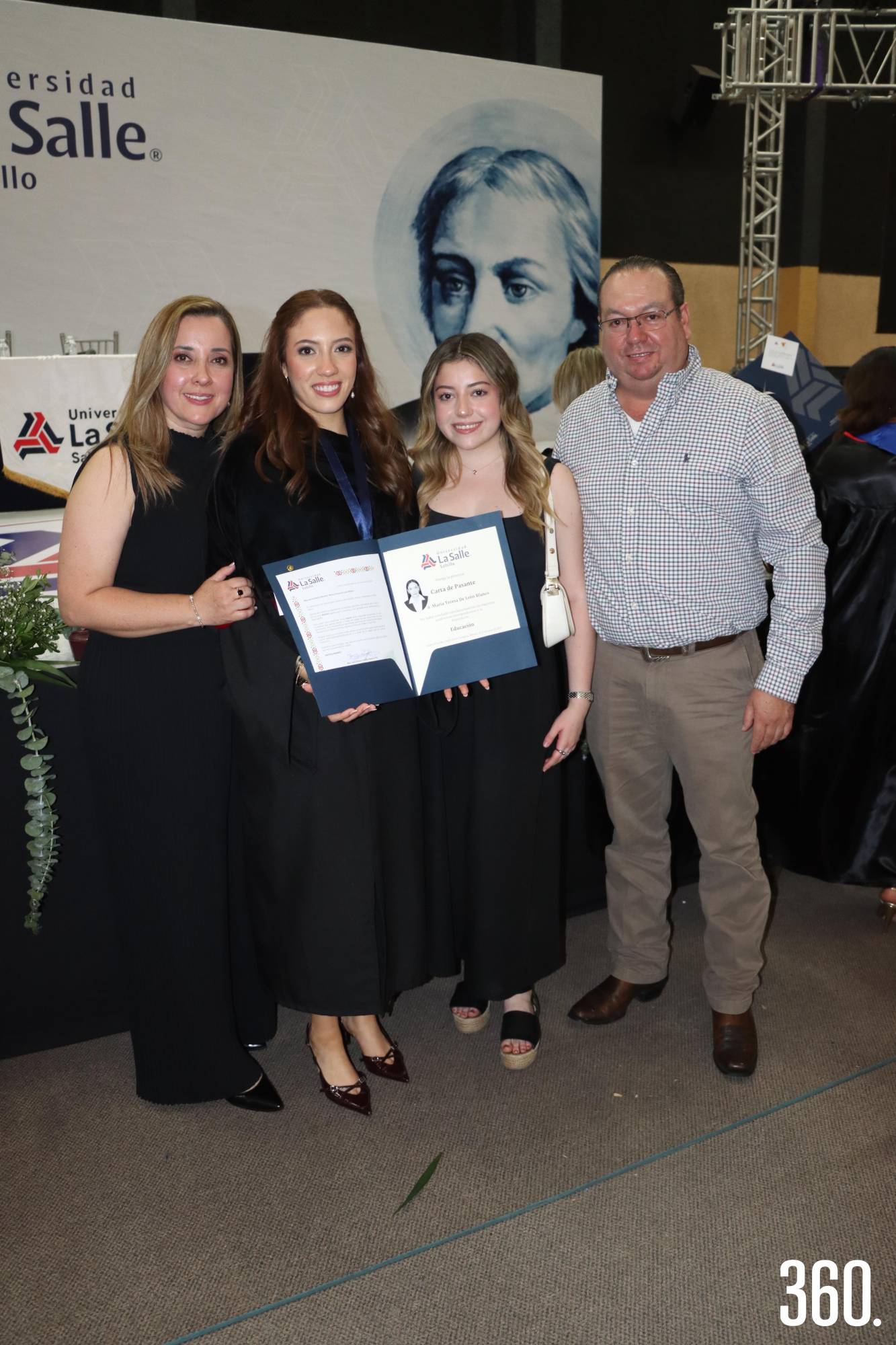 $!María Teresa de León con su familia.