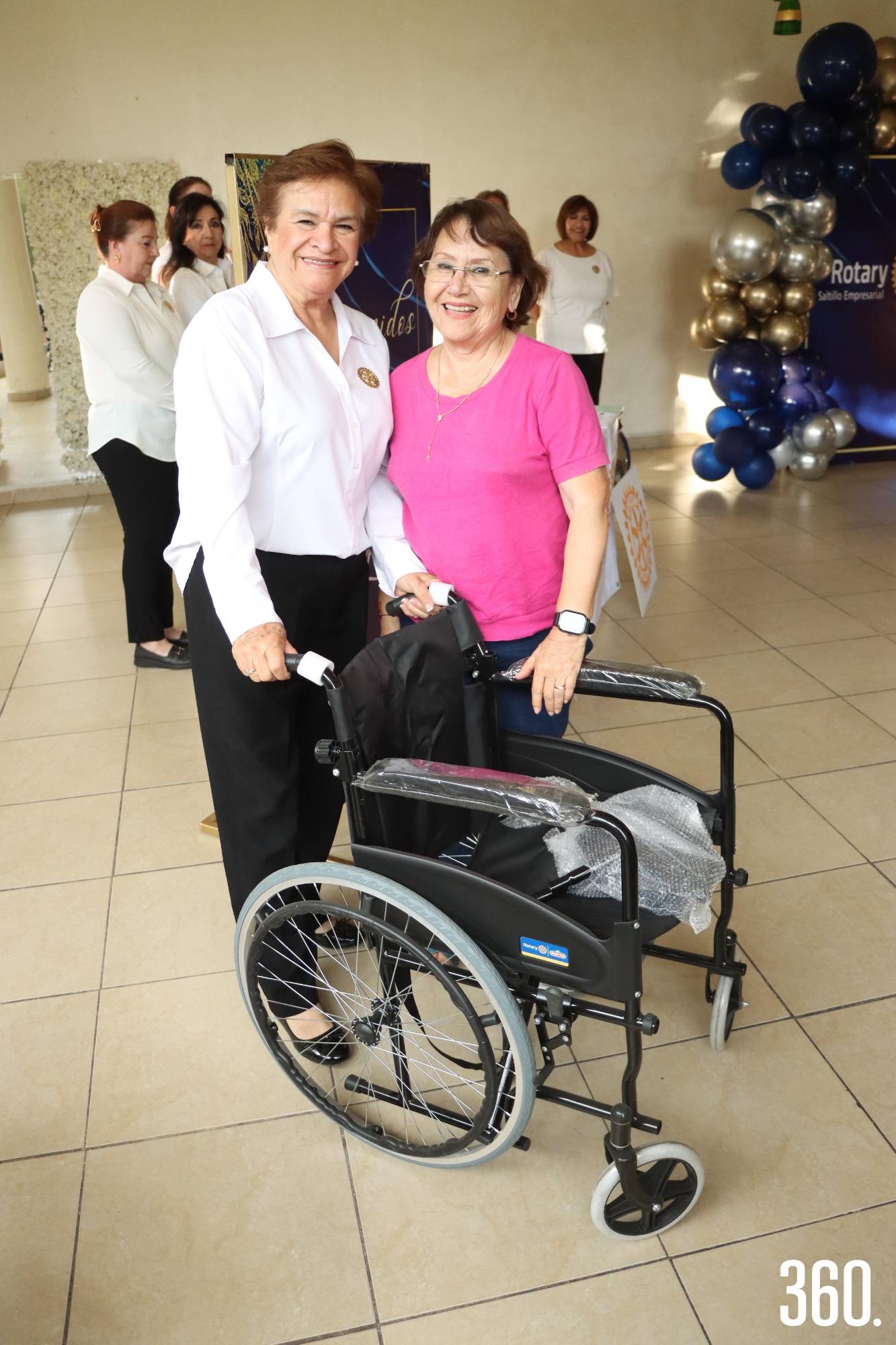 $!Silvia Padilla y Ofelia Ayala, recibiendo la silla en representación de su familiar.