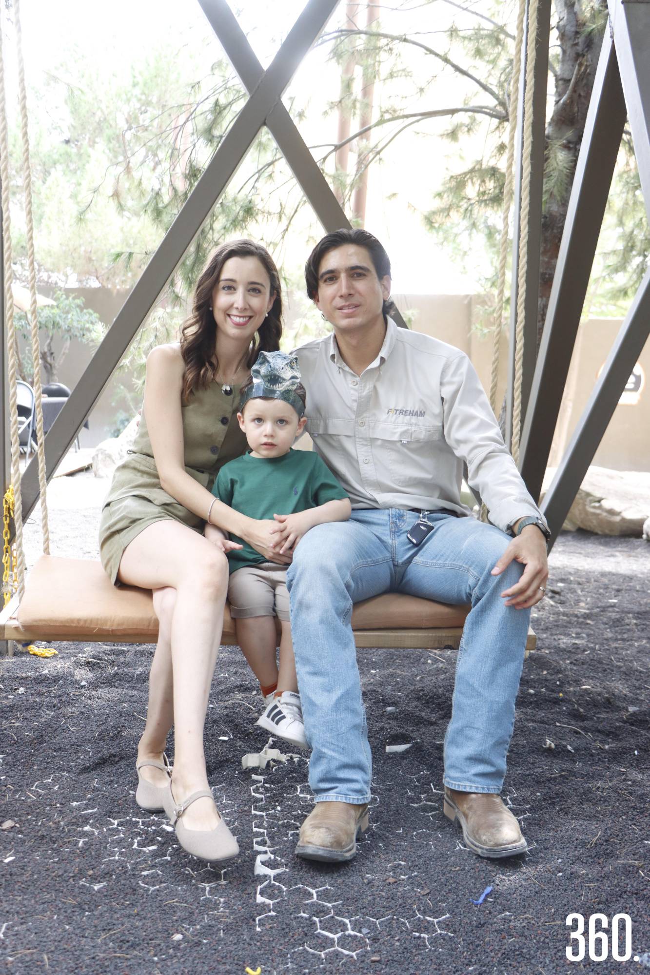 $!Roberto con sus papás, Sofía Elguézabal y Roberto Treviño.
