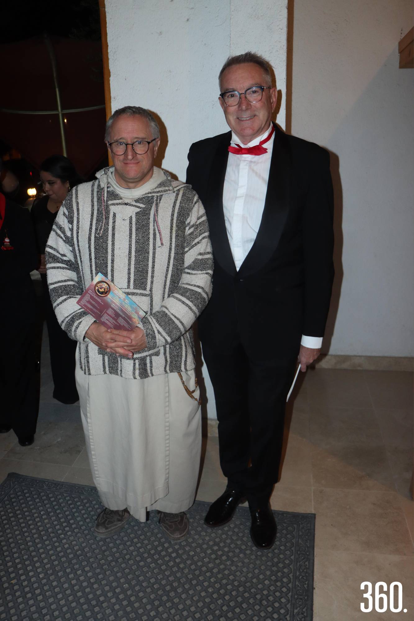 $!El padre Wan y el director Lawrie McEvans.