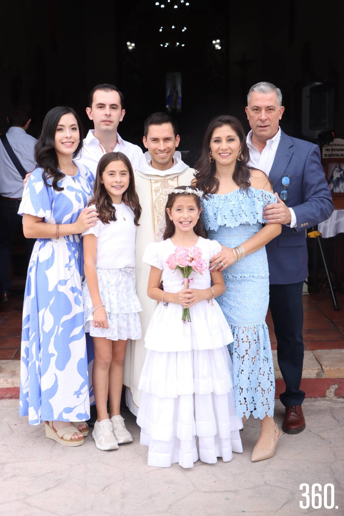 $!Isabella con sus papás, Berenice Riojas y Rodrigo Lara, sus hermanos Rodrigo, María Fernanda, Mariángela, y el padre Daniel de María.