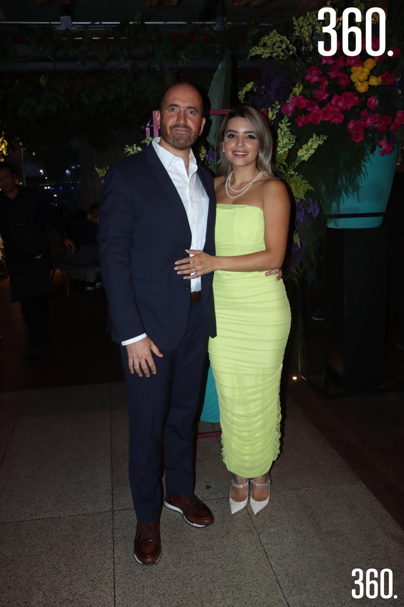 $!Isidro López y Gabriela Diez, padrinos de Catalina.