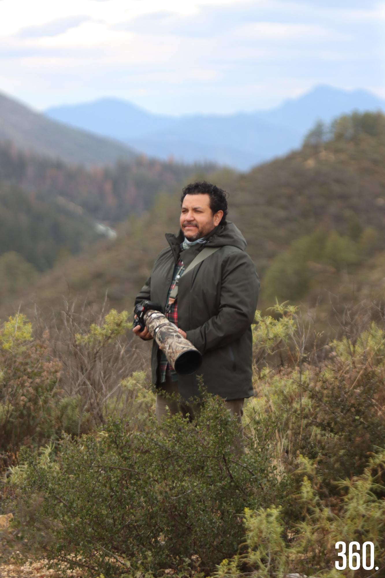 $!Entre los alamillos de la Sierra de la Marta, Daniel recorre el bosque en busca del encuadre exacto.