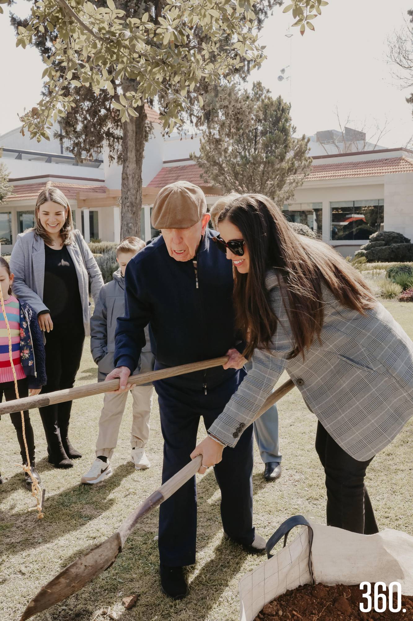 $!Sus nietos, nietas, bisnietos y bisnietas participaron en la donación y siembra de un encino siempre verde.