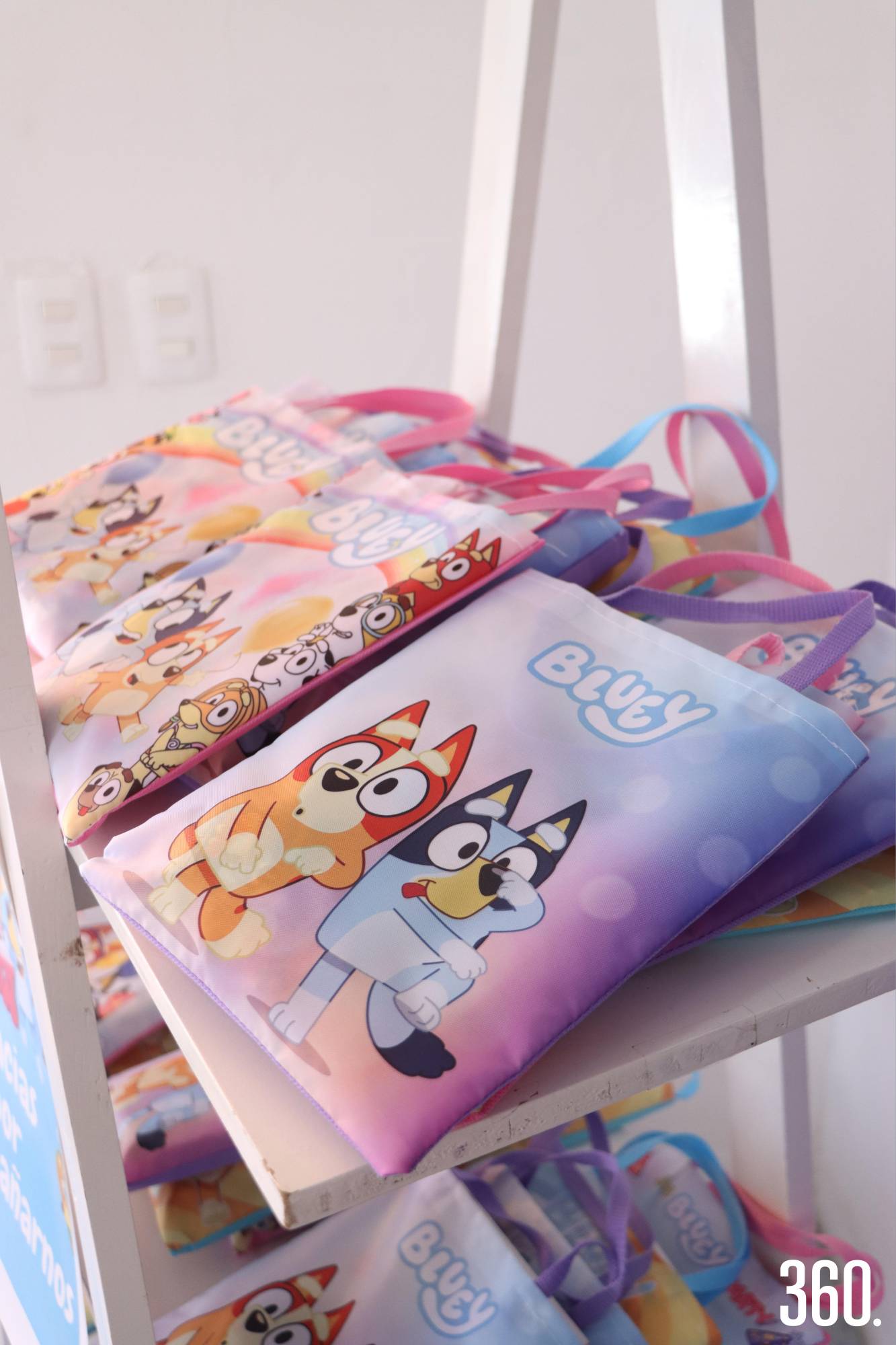 $!Entregaron bolsas con los personajes de “Bluey” a los invitados.