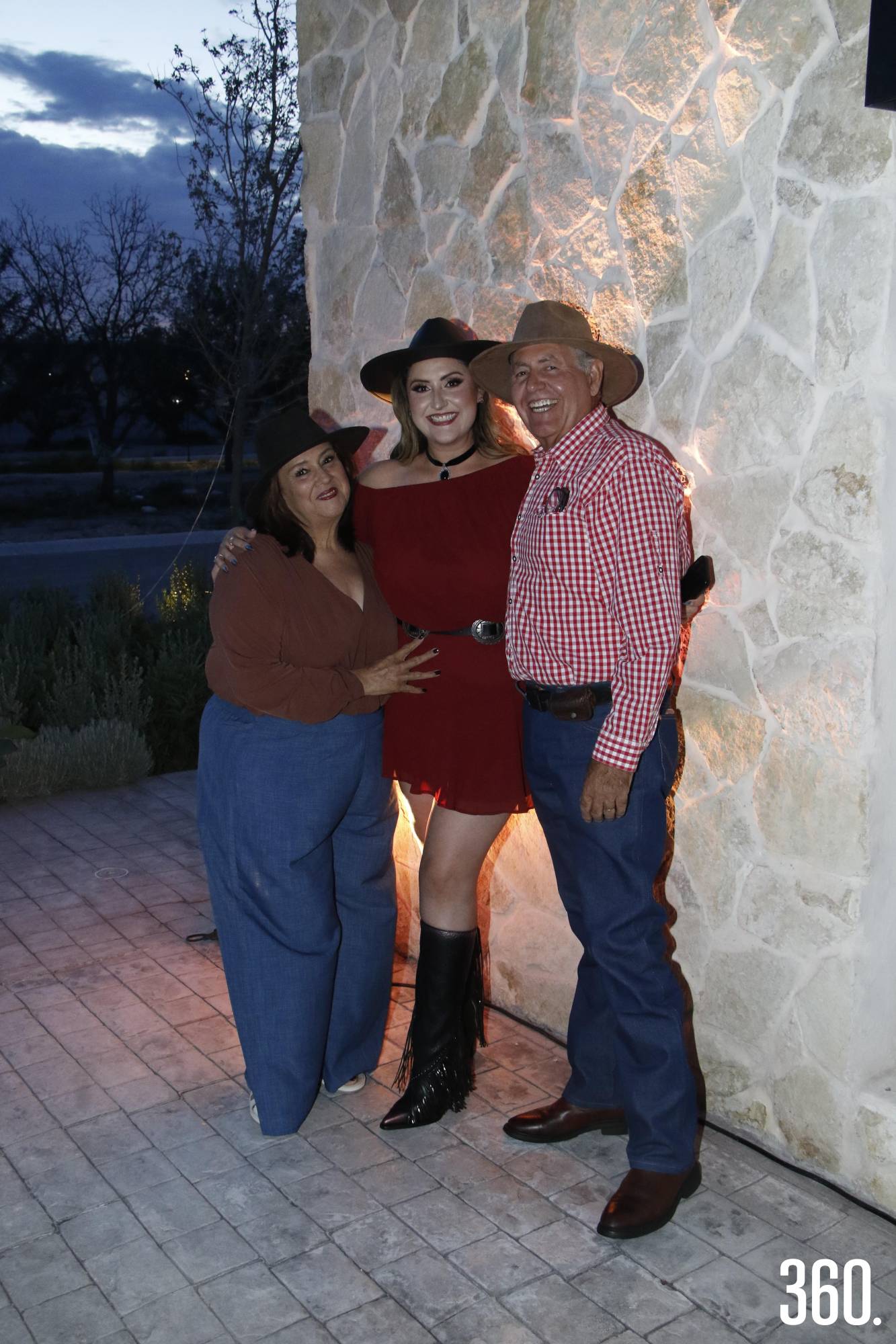 $!Ely con sus padres, Elisa Arévalo y Javier Villarreal.
