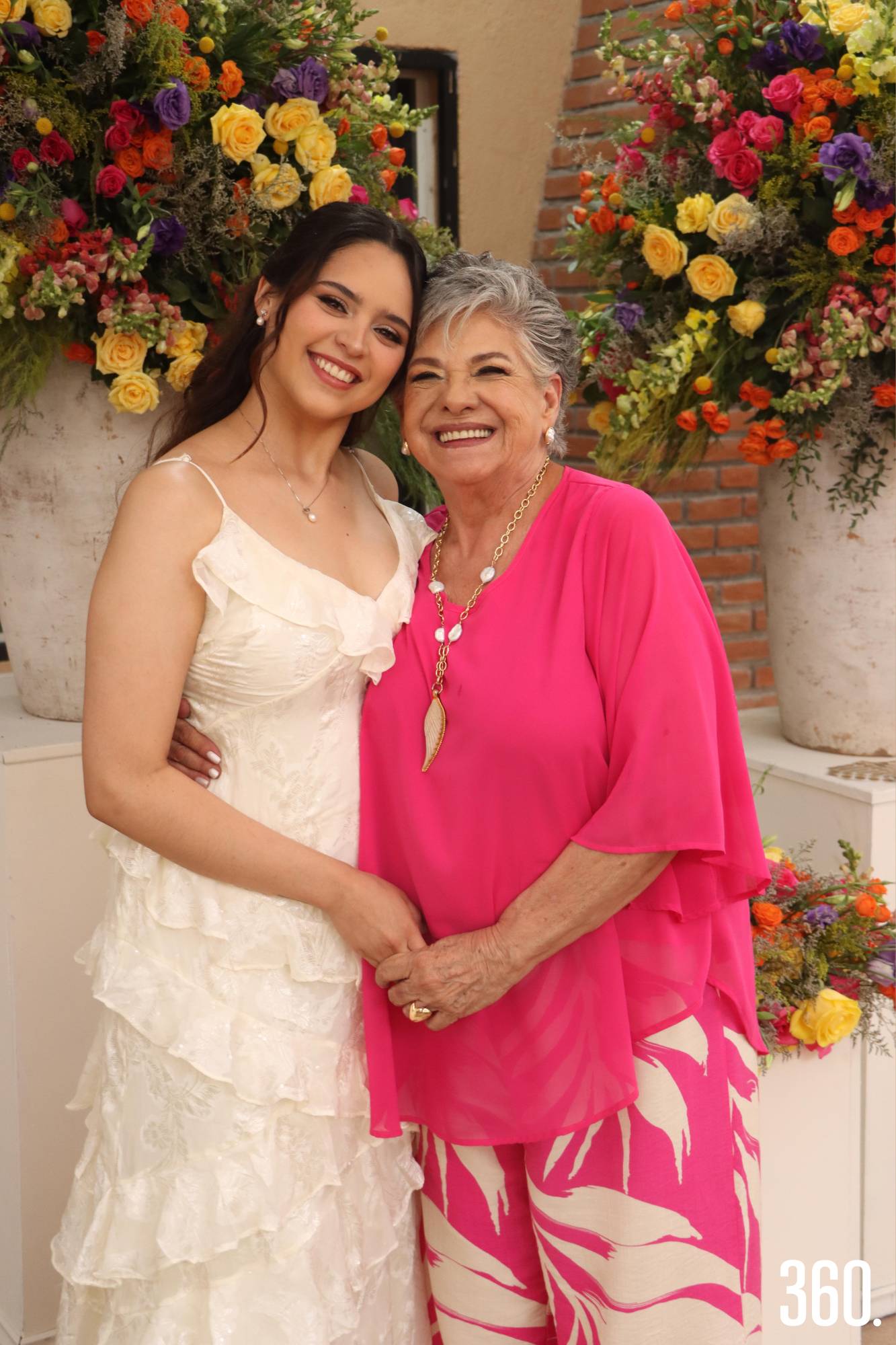 $!La festejada con su abuela, Silvia Guerrero.