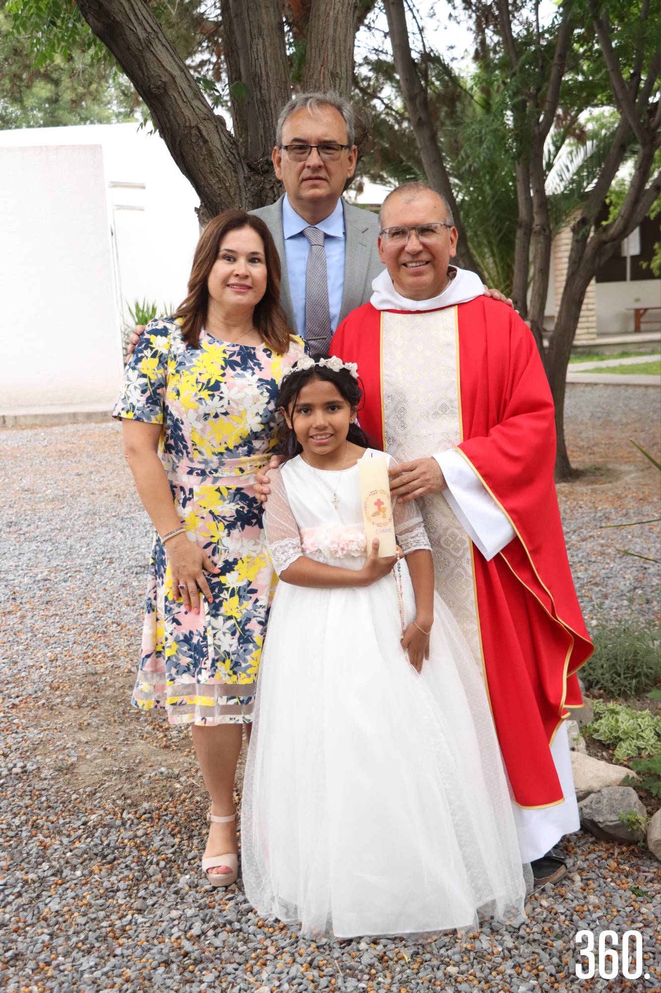 $!Isabel María con sus papás, Eda Bermea y Gonzalo Valdés, y el padre Juan Diego Navarro.