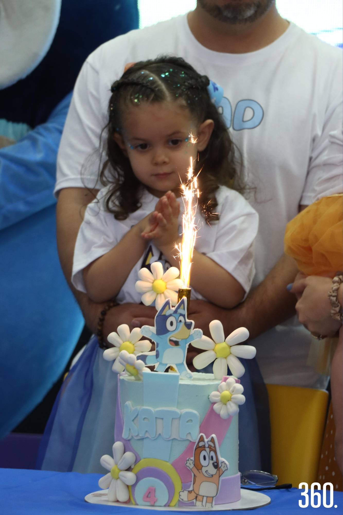 $!La festejada con su pastel.