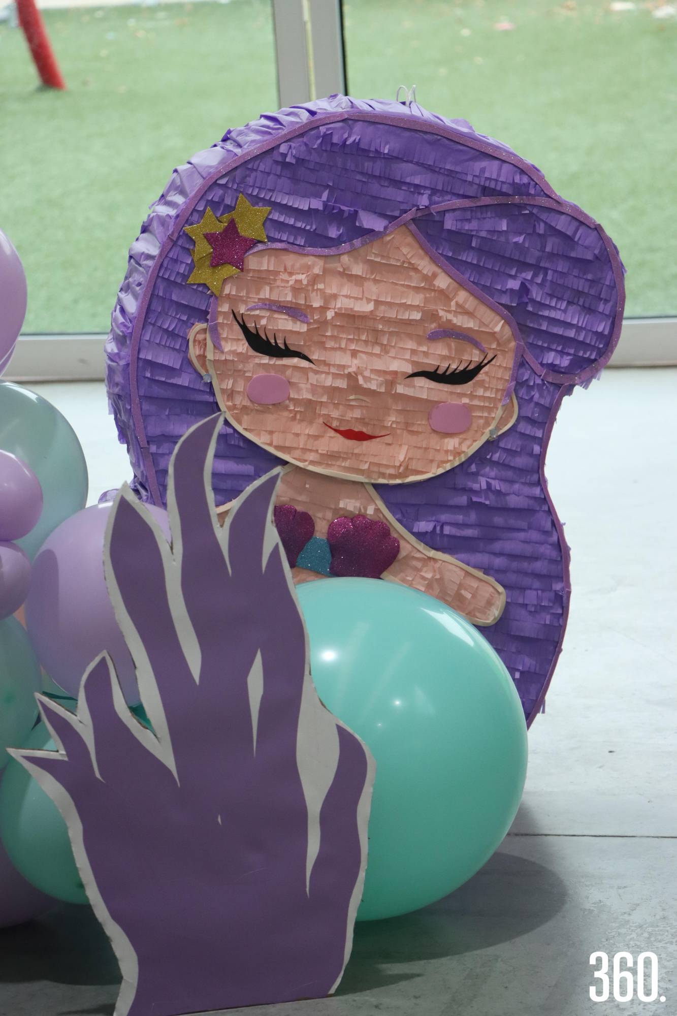 $!La piñata de sirena se volvió el momento más esperado de la tarde.