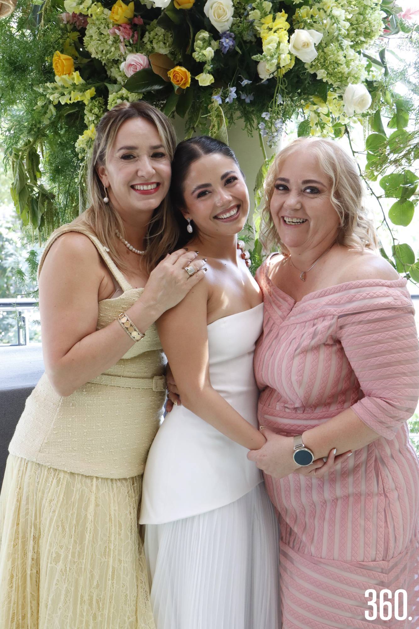 $!Paola con su suegra, Greta del Bosque, y su mamá, Mónica Rodríguez.