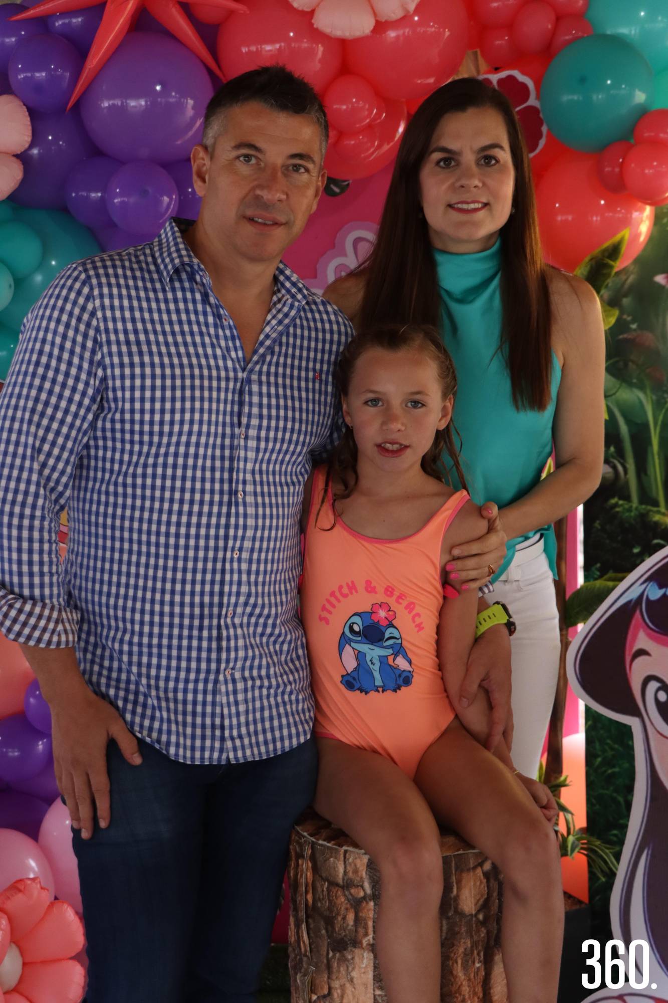 $!Eva con sus padres, Josué Valdés y Ale Arredondo.
