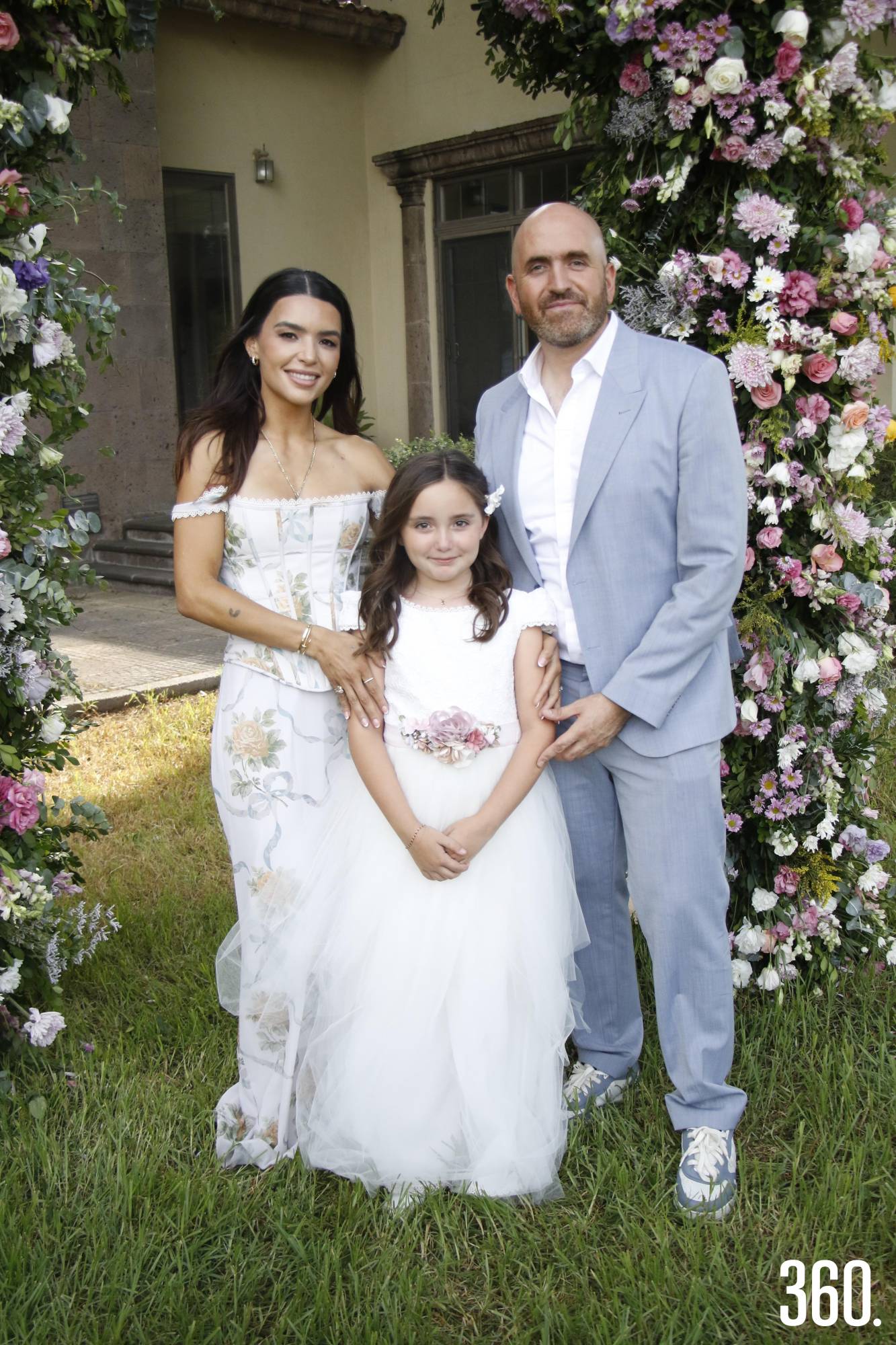 $!Isabella Ferrer con sus padrinos, Gaby Díaz e Isidro López.