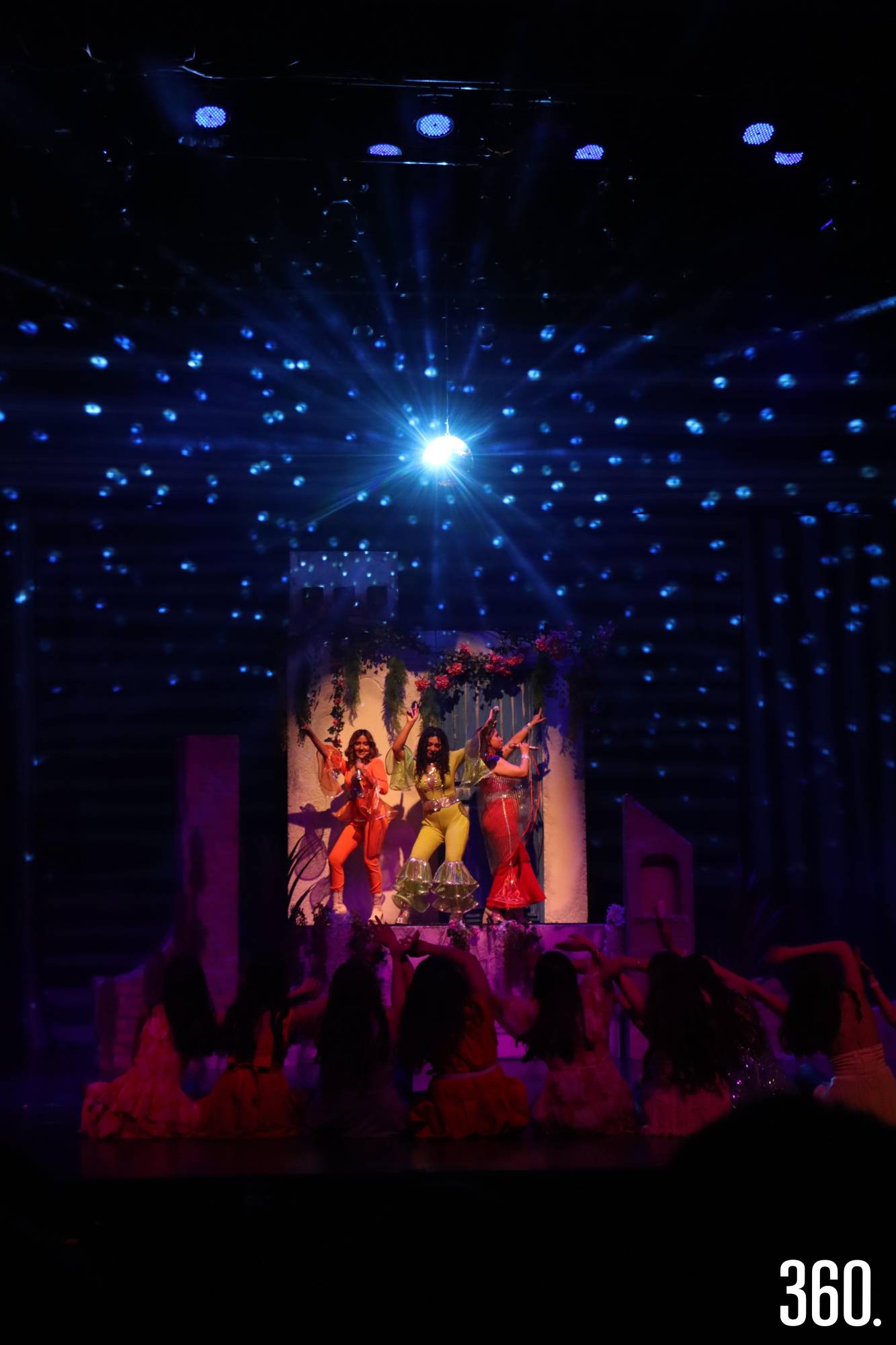 $!Elenco femenino dio vida a la historia sobre el escenario.