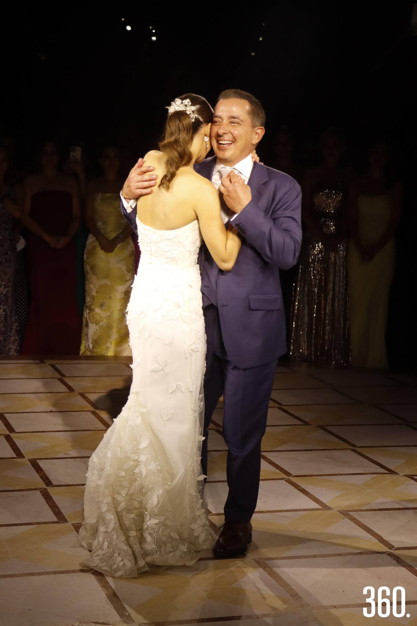 $!Gabriela bailando con su padre.