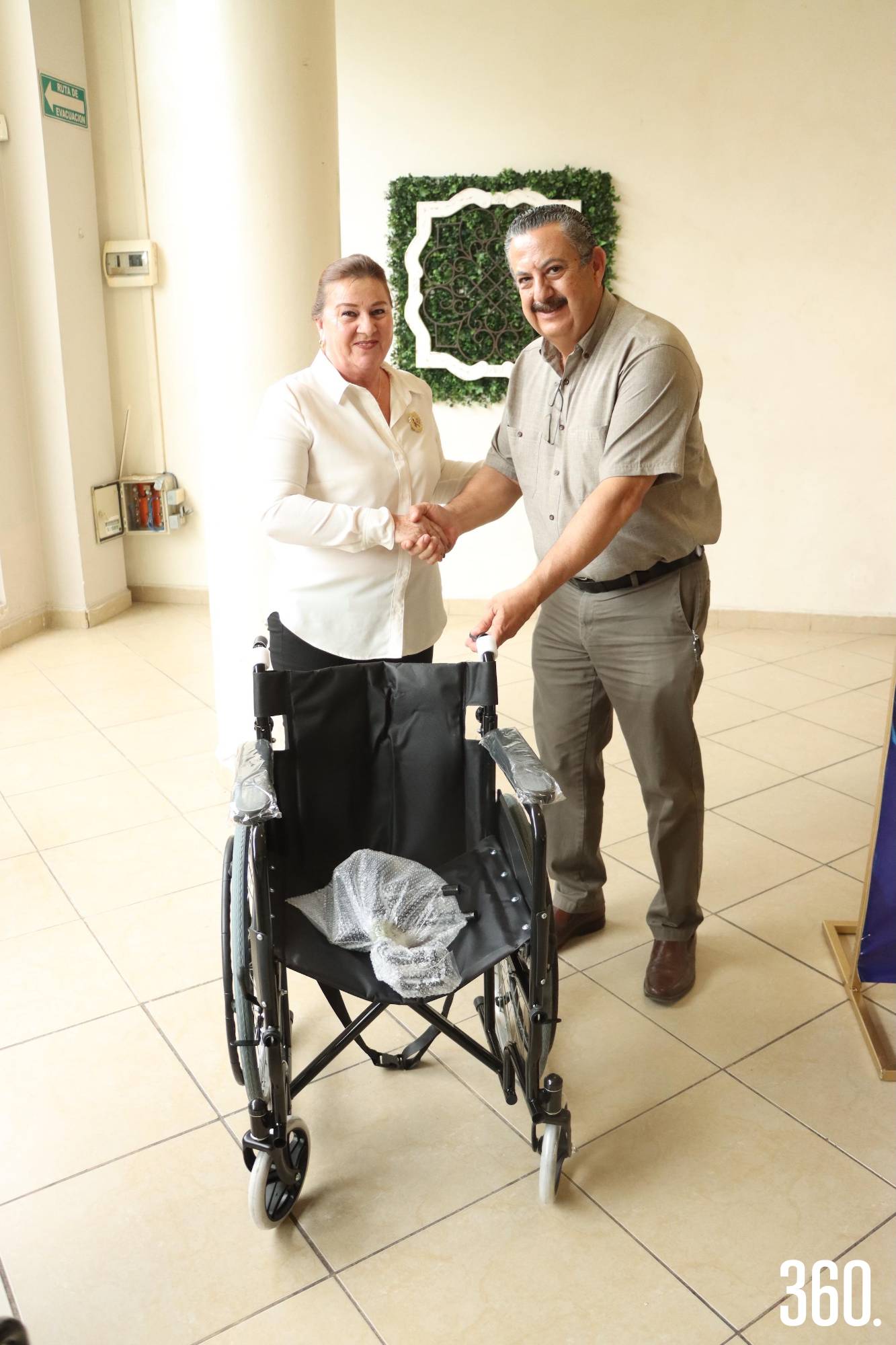 $!Gloria Aguirre y Julián López, recibiendo la silla en representación de su familiar.