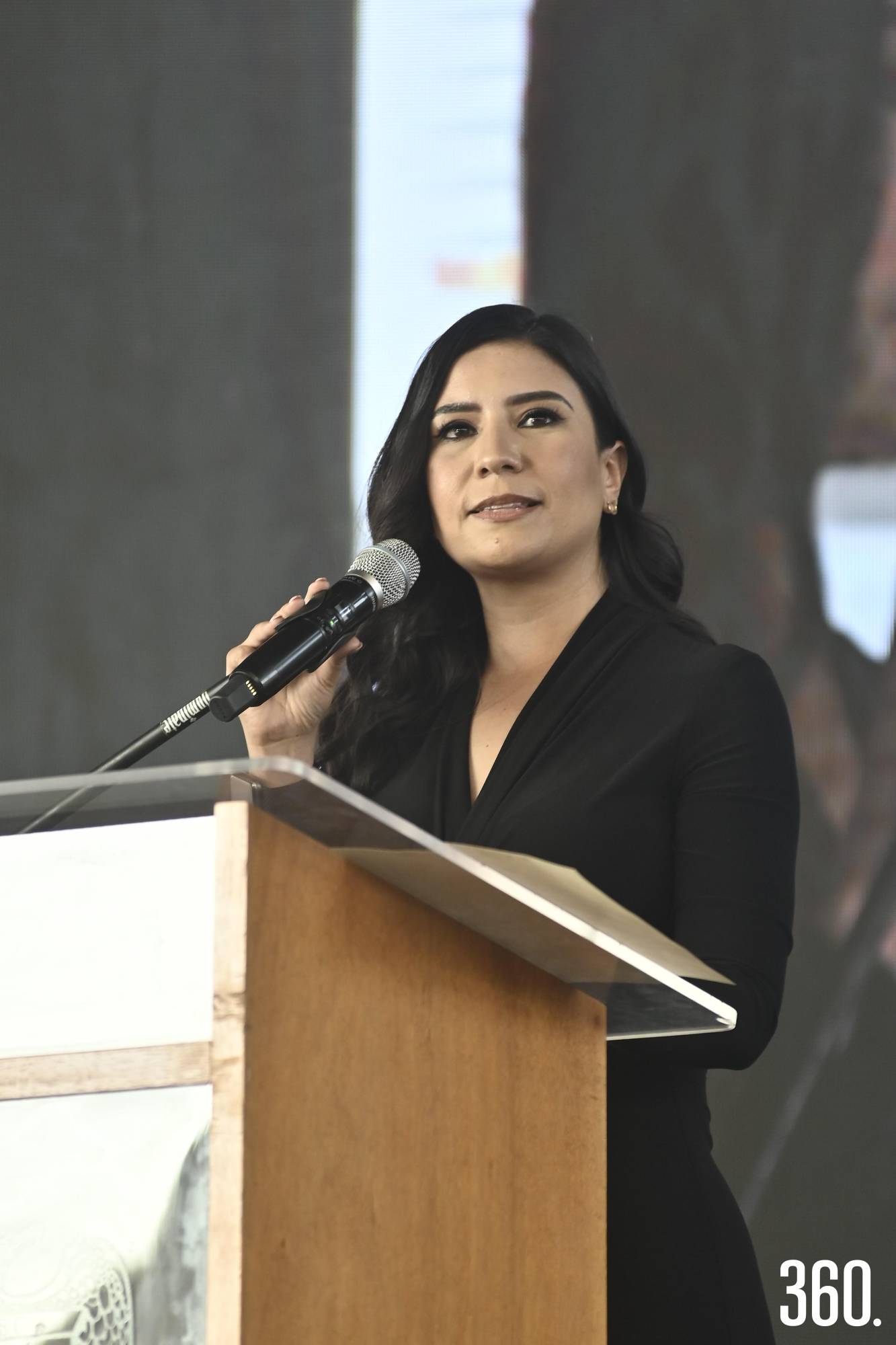 $!La directora del Ateneo Fuente, Nayely Mery exhortó a los alumnos a continuar con sus estudios para cumplir sus metas profesionales.