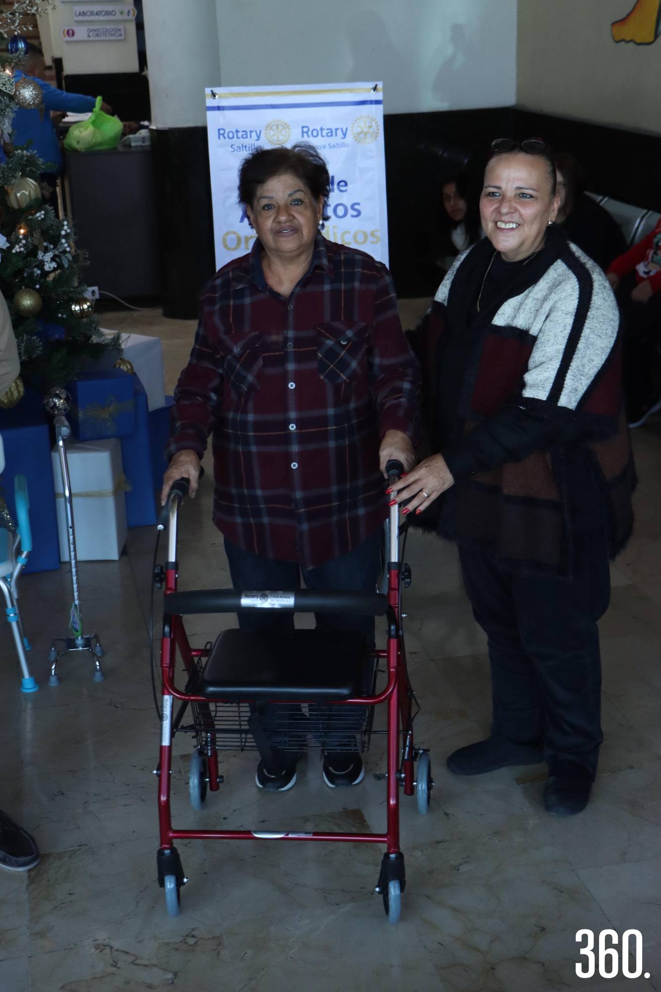 $!Lidía García, recibiendo su silla de ruedas.