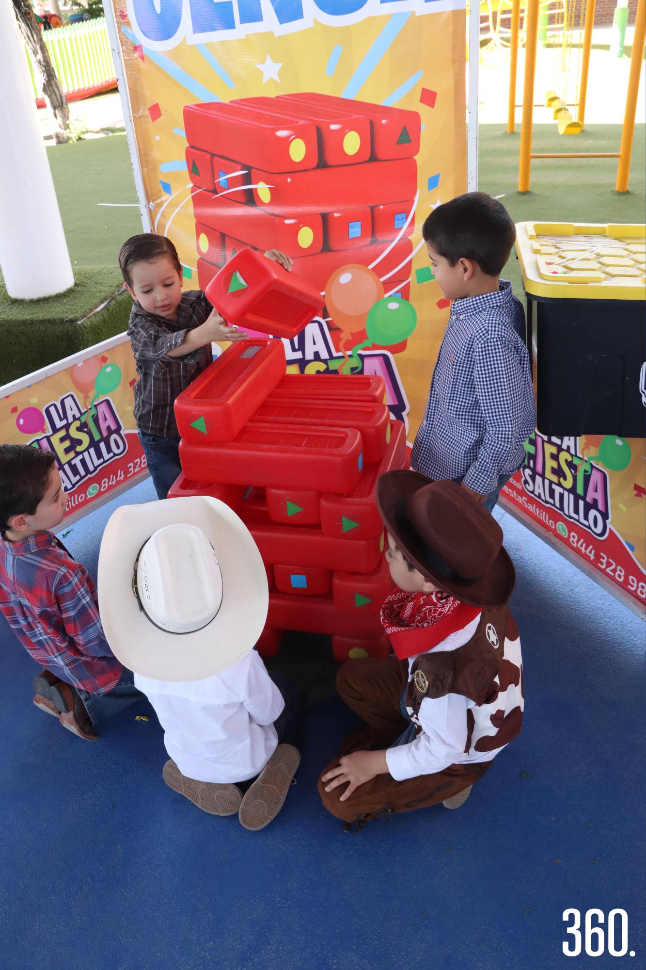 $!Jugaron al Jenga gigante.