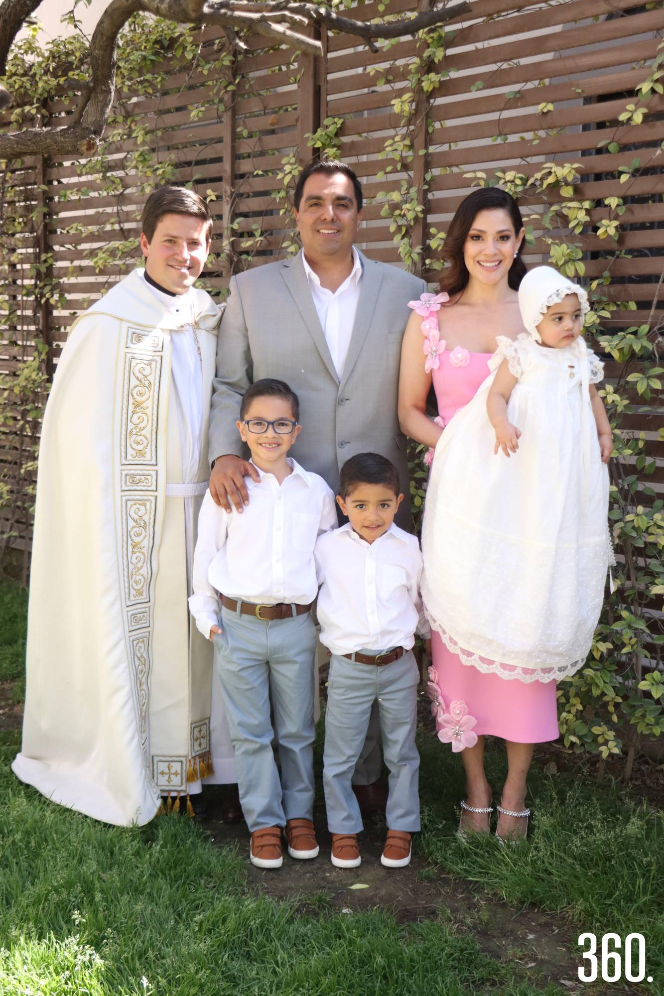 $!Silvana con su familia y el Padre Michel Errecart.